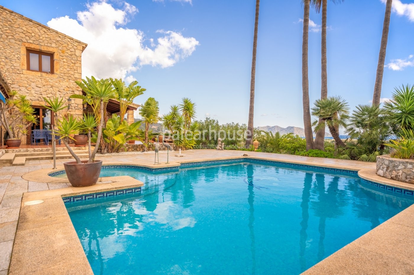 EXCLUSIVA. Preciosa finca en Son Servera con vistas al mar rodeada de terrazas, jardín, piscina y gran terreno