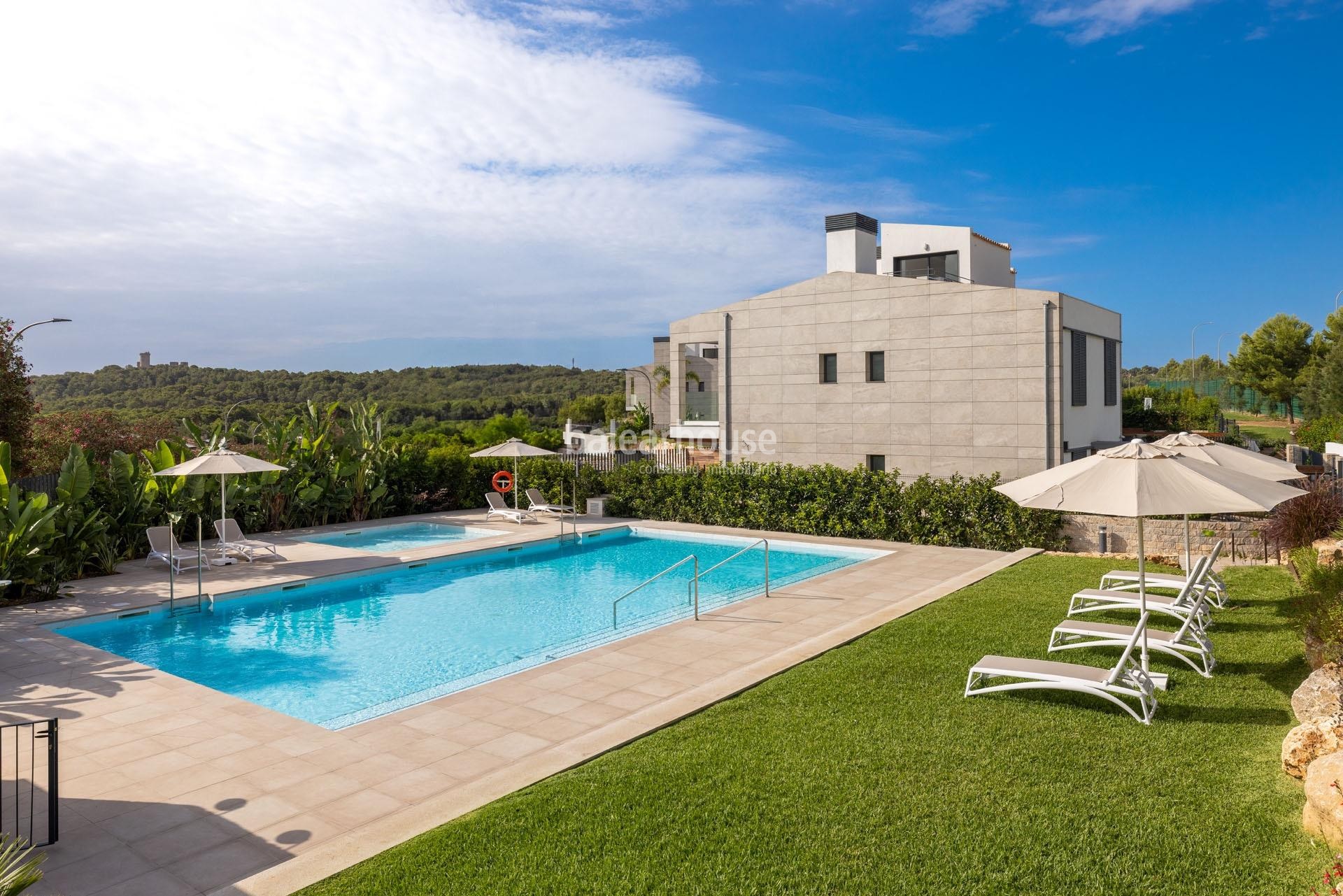 Impecable casa con jardín y terrazas en un cuidado complejo con piscina en la verde zona de Sa Teulera