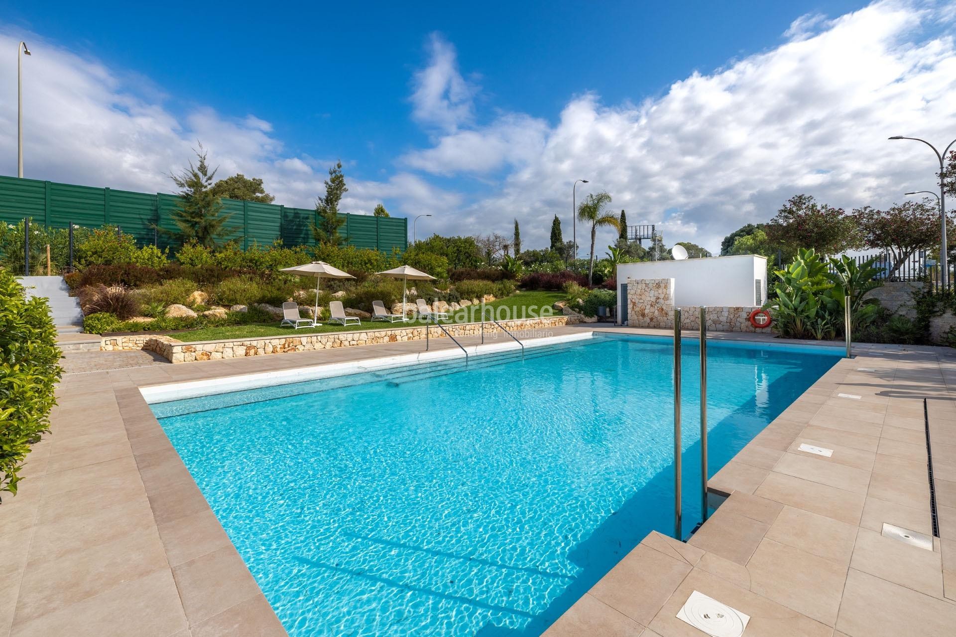 Impecable casa con jardín y terrazas en un cuidado complejo con piscina en la verde zona de Sa Teulera