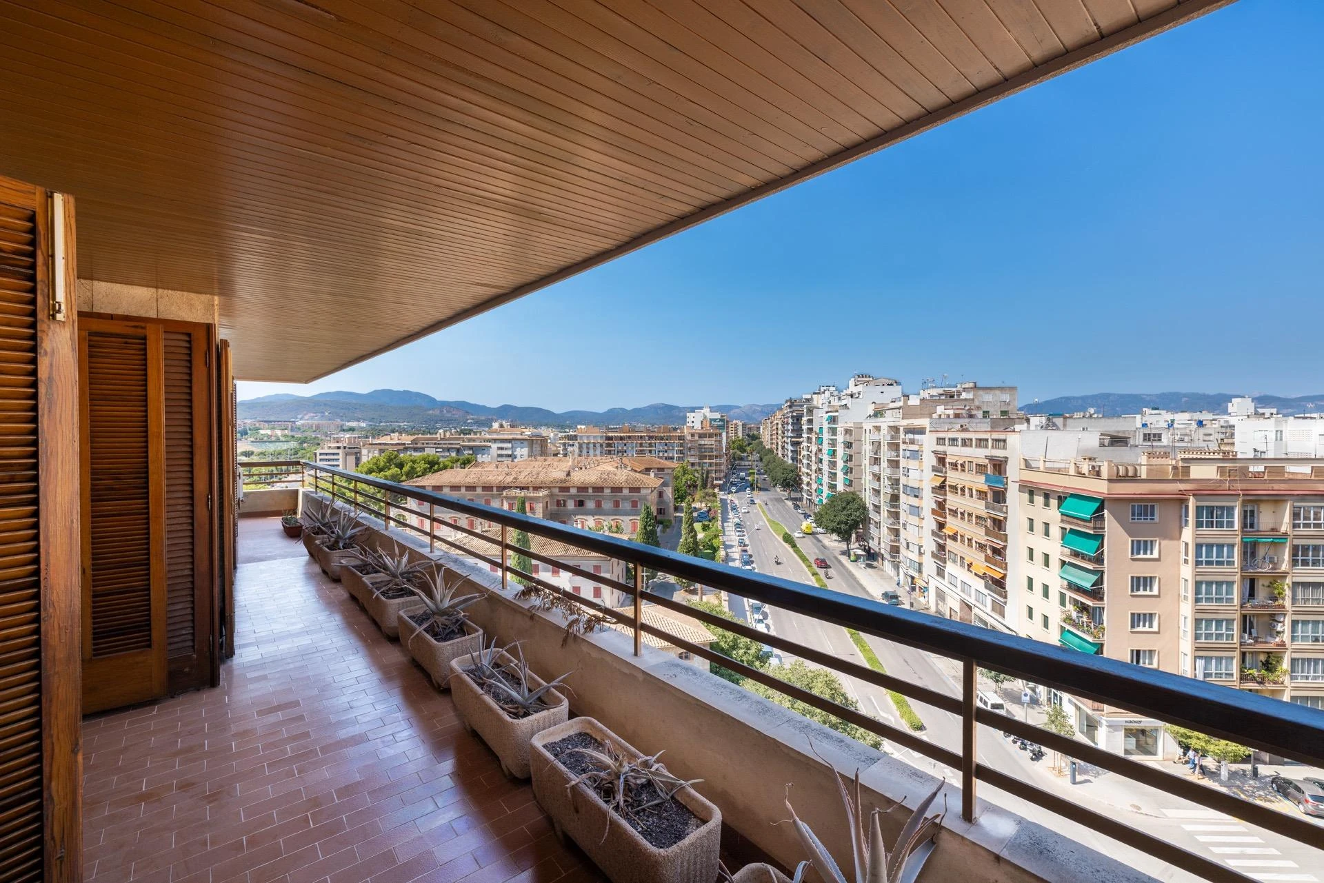 Bright penthouse with generous spaces, large terraces and city views in the centre of Palma