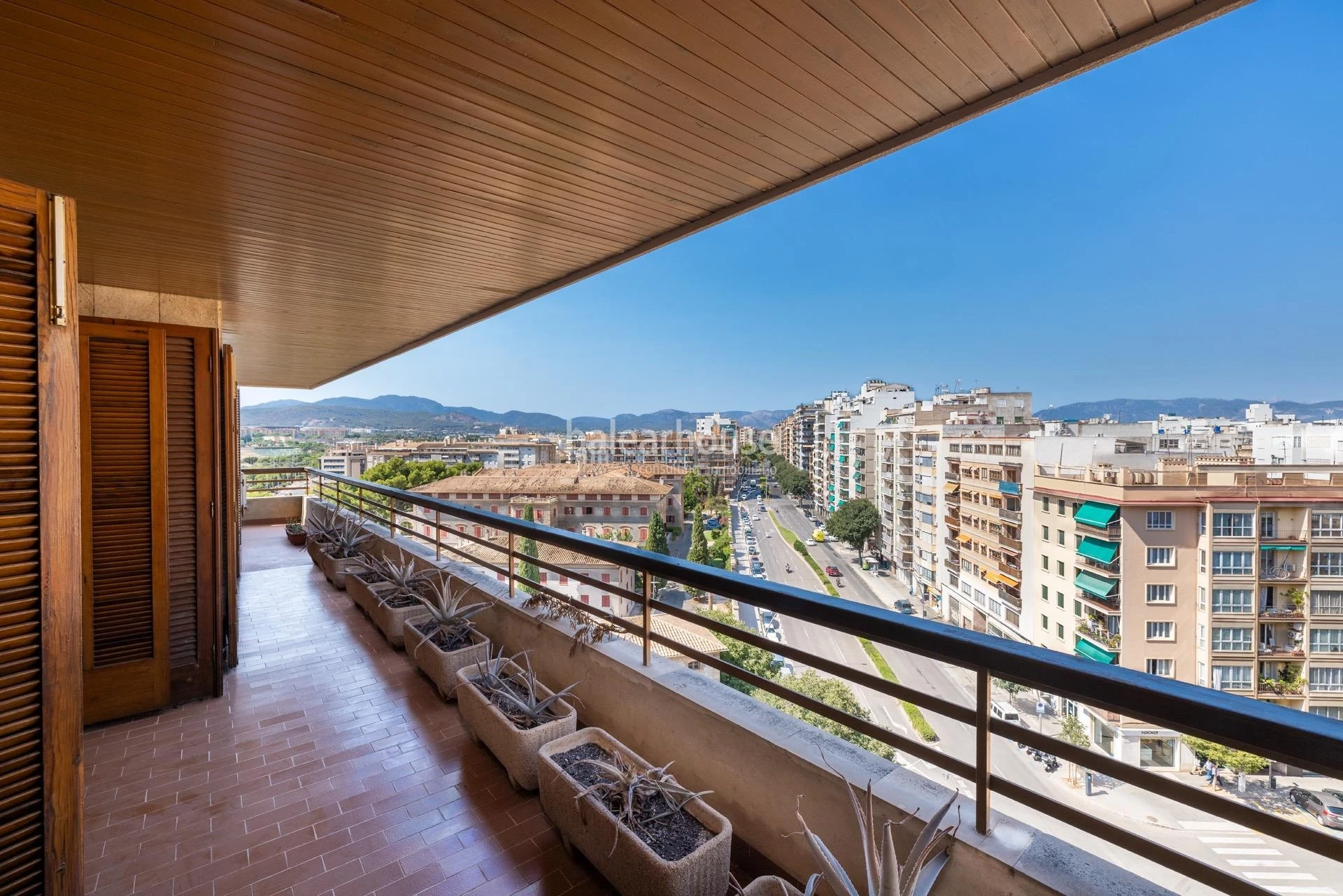 Luminoso ático con grandes espacios, amplias terrazas y vistas a la ciudad en el centro de Palma.