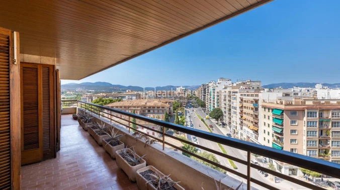 Luminoso ático con grandes espacios, amplias terrazas y vistas a la ciudad en el centro de Palma.