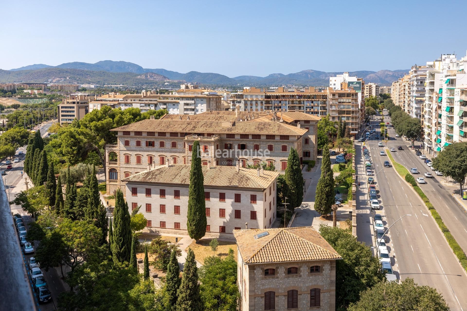 Bright penthouse with generous spaces, large terraces and city views in the centre of Palma