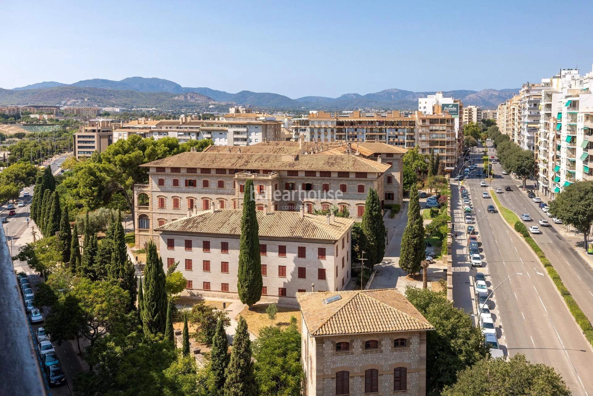 Luminoso ático con grandes espacios, amplias terrazas y vistas a la ciudad en el centro de Palma.