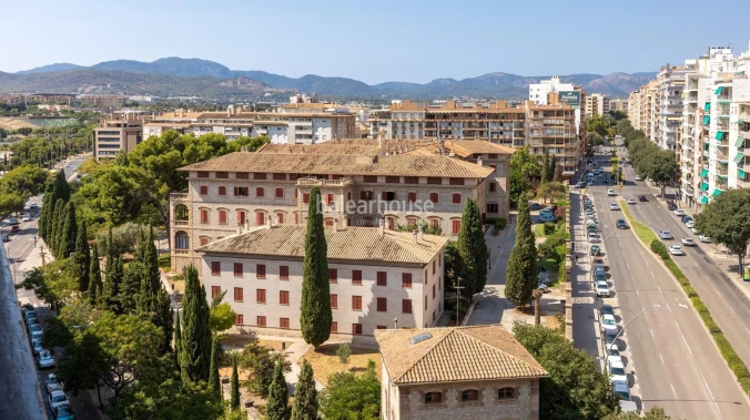 Luminoso ático con grandes espacios, amplias terrazas y vistas a la ciudad en el centro de Palma.