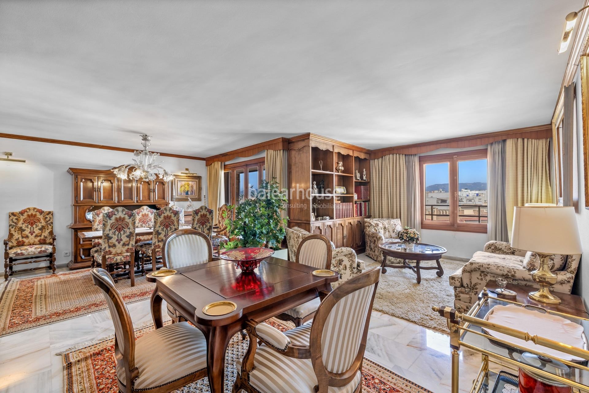 Bright penthouse with generous spaces, large terraces and city views in the centre of Palma