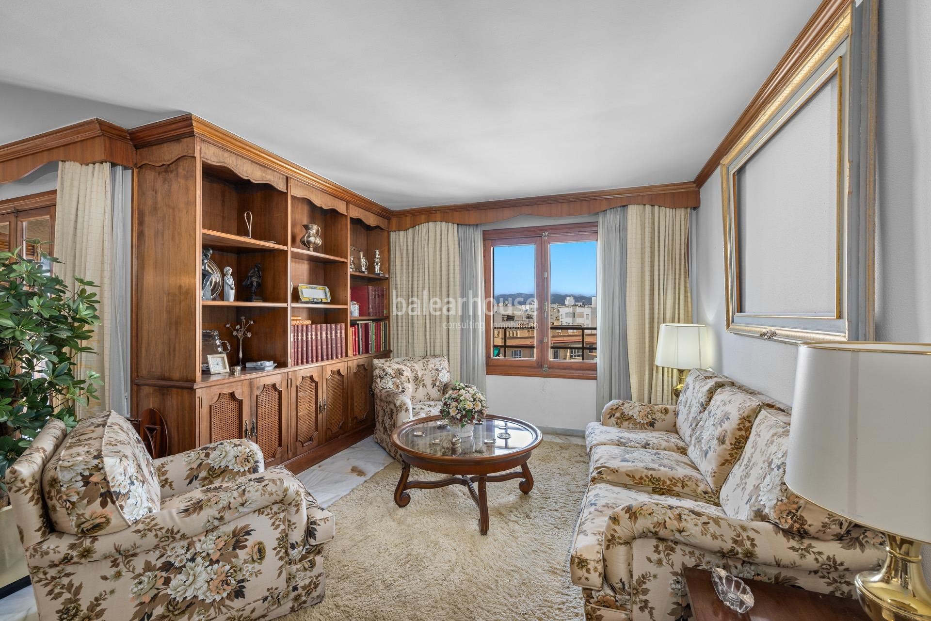 Bright penthouse with generous spaces, large terraces and city views in the centre of Palma