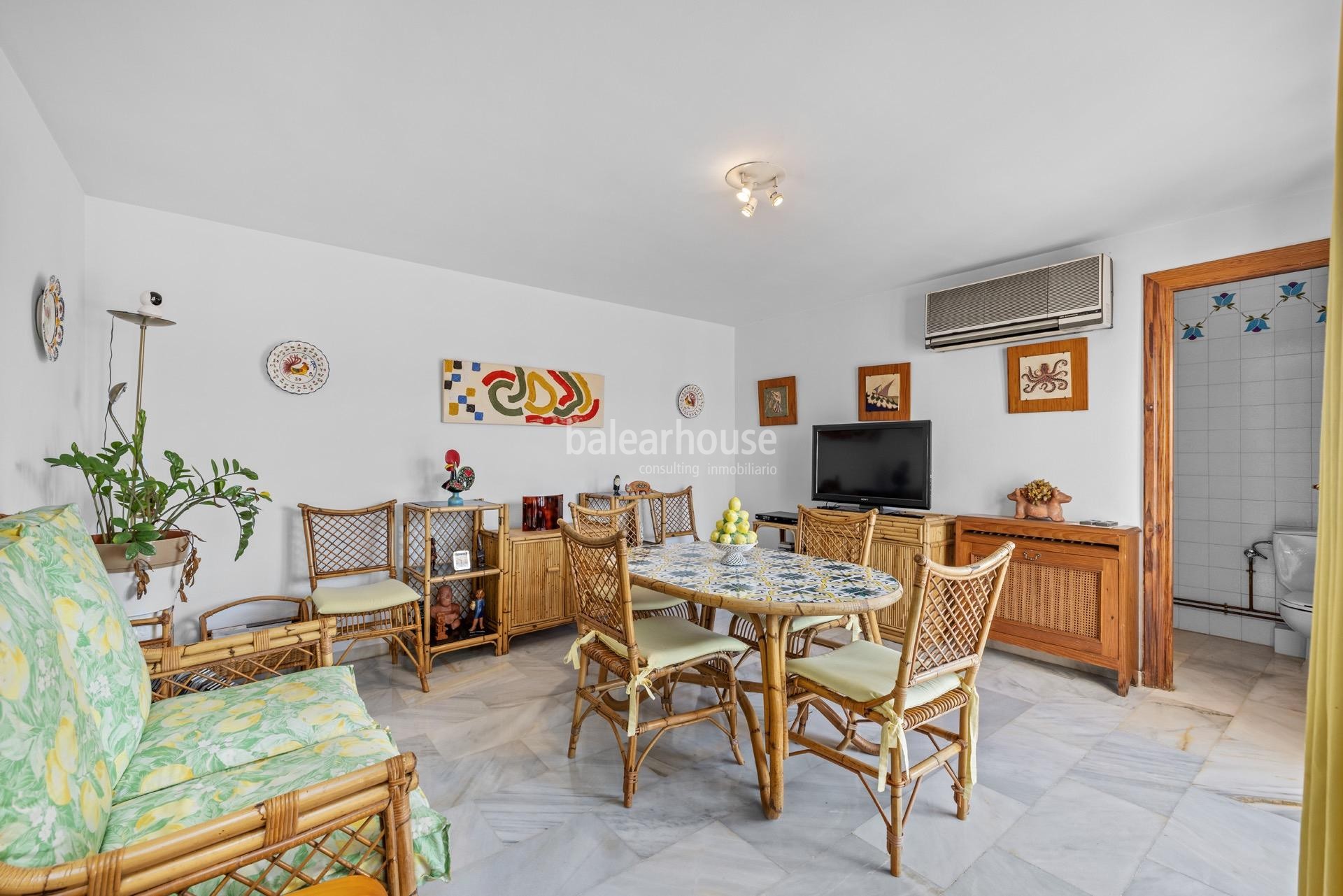 Bright penthouse with generous spaces, large terraces and city views in the centre of Palma