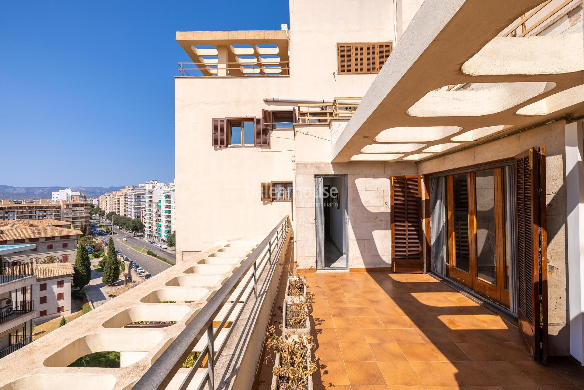 Bright penthouse with generous spaces, large terraces and city views in the centre of Palma