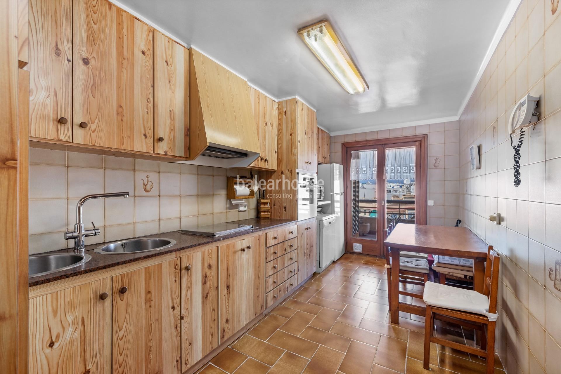 Bright penthouse with generous spaces, large terraces and city views in the centre of Palma