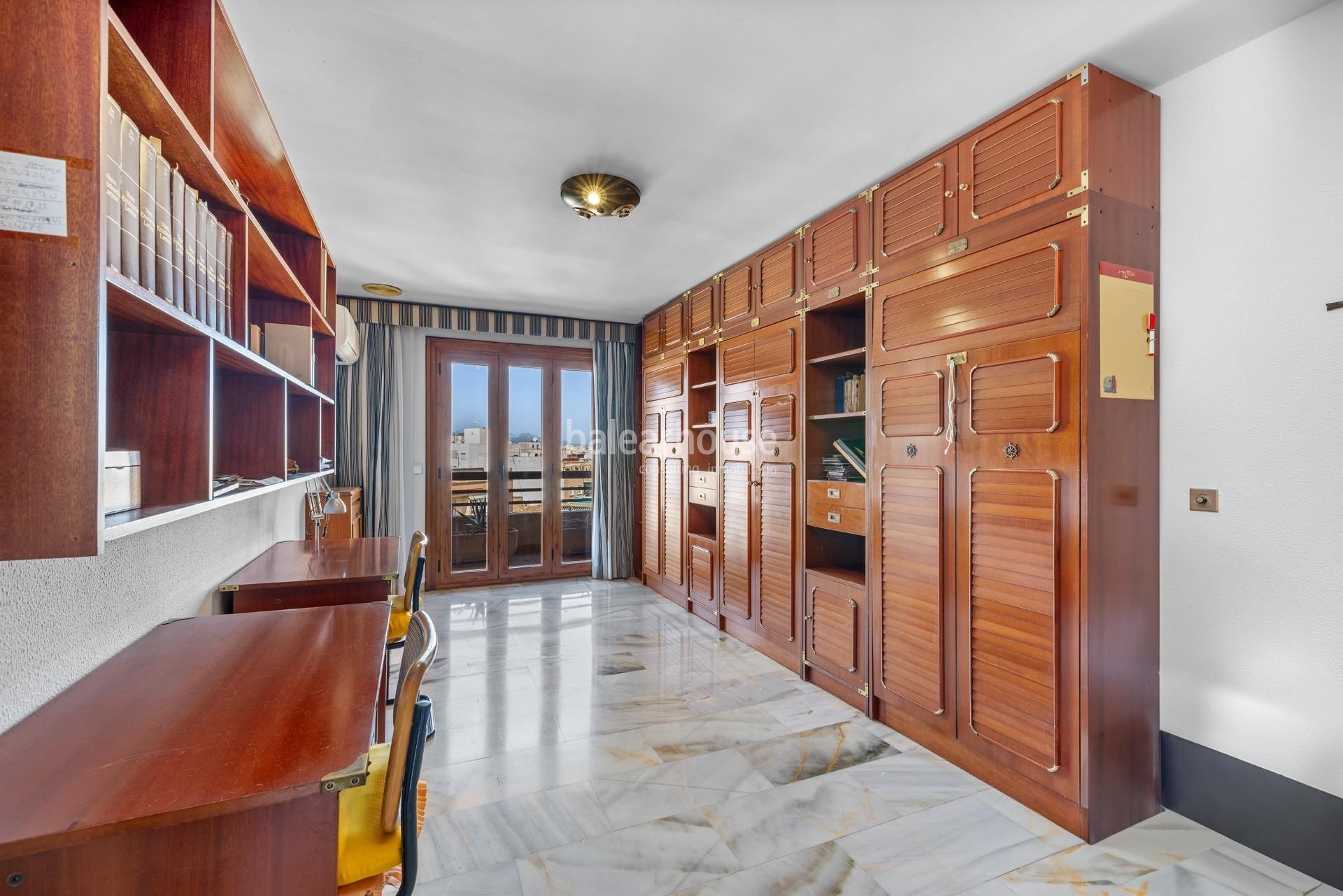 Bright penthouse with generous spaces, large terraces and city views in the centre of Palma