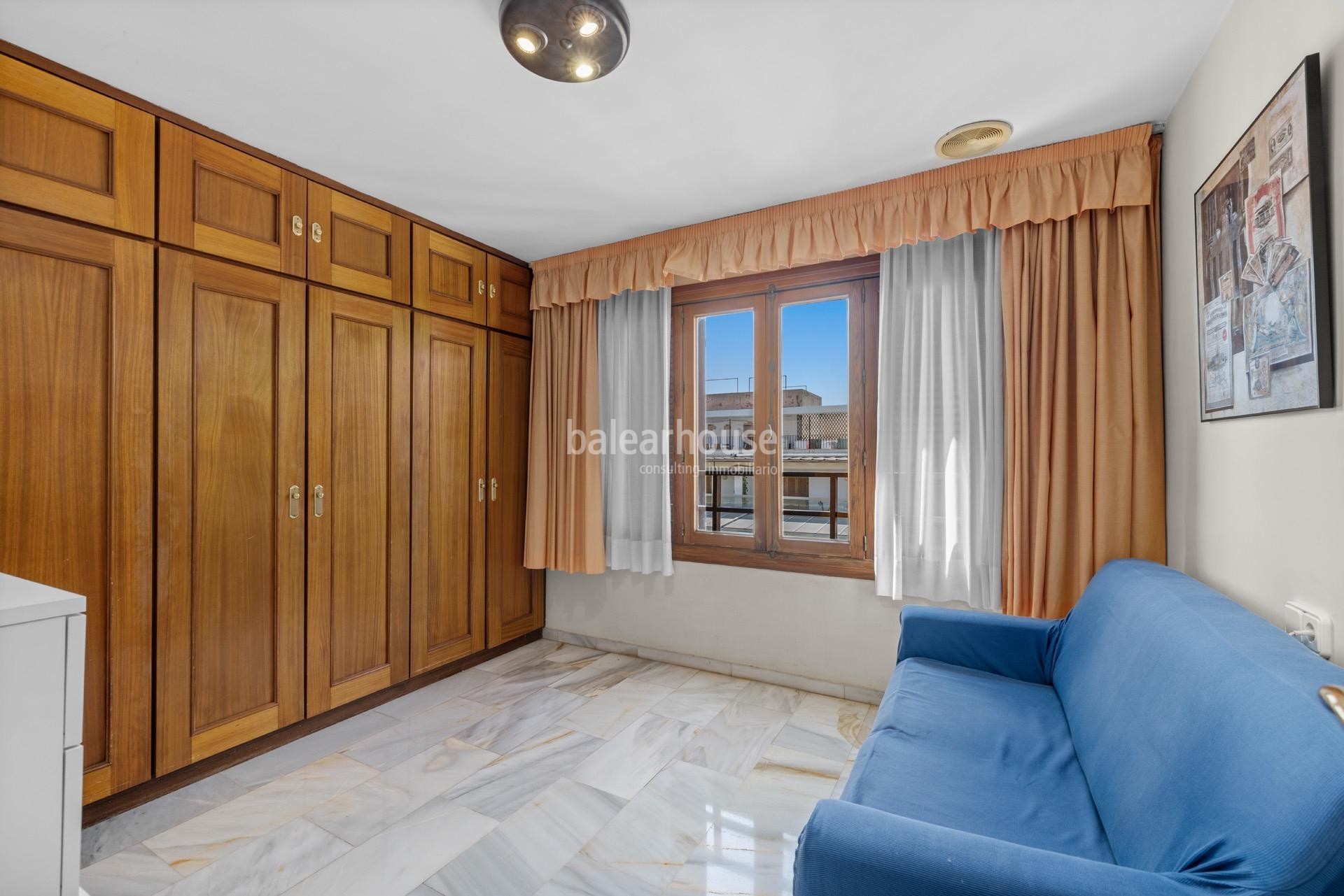 Bright penthouse with generous spaces, large terraces and city views in the centre of Palma