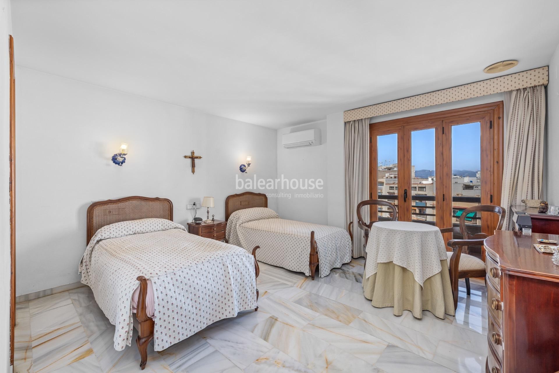 Bright penthouse with generous spaces, large terraces and city views in the centre of Palma