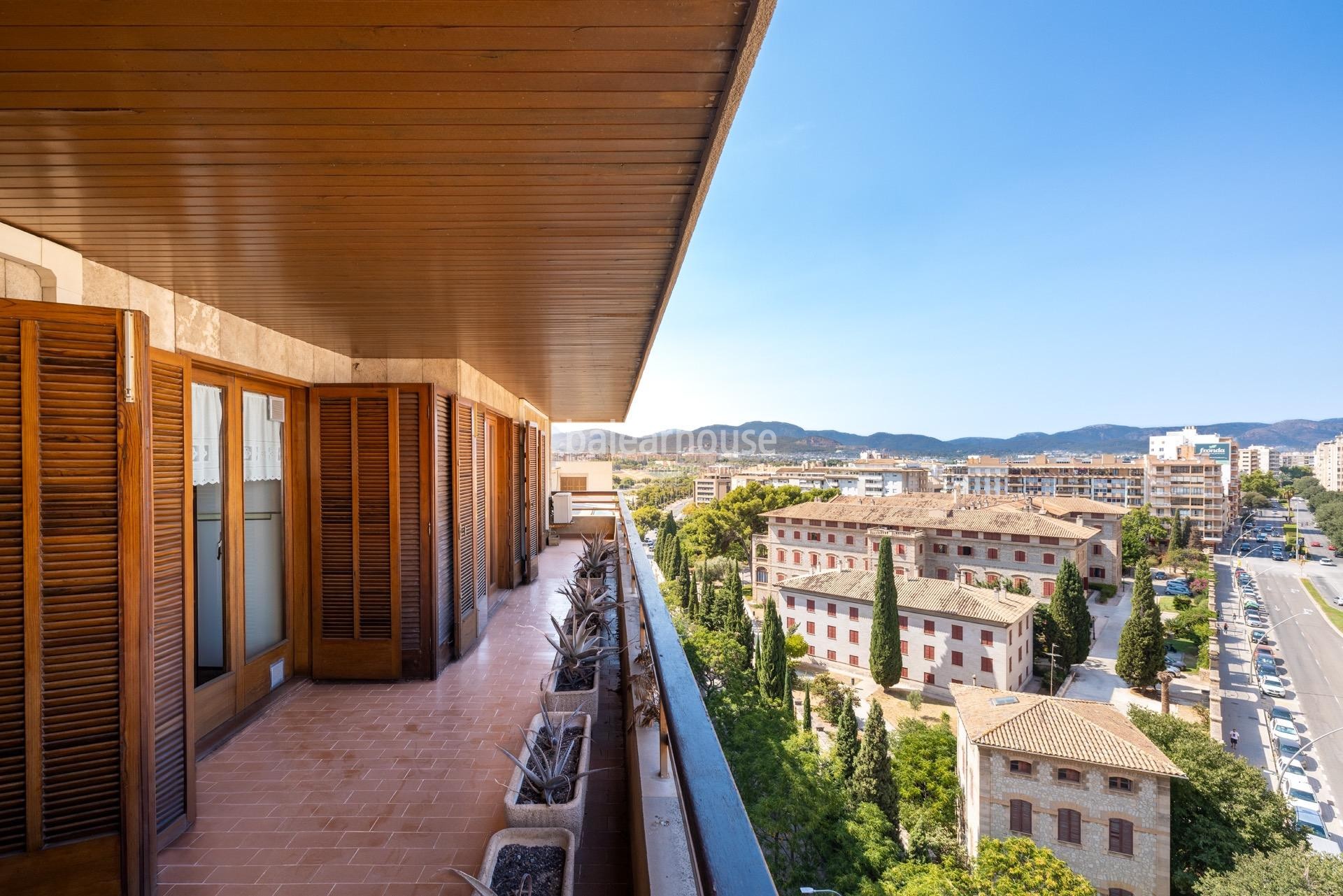 Bright penthouse with generous spaces, large terraces and city views in the centre of Palma