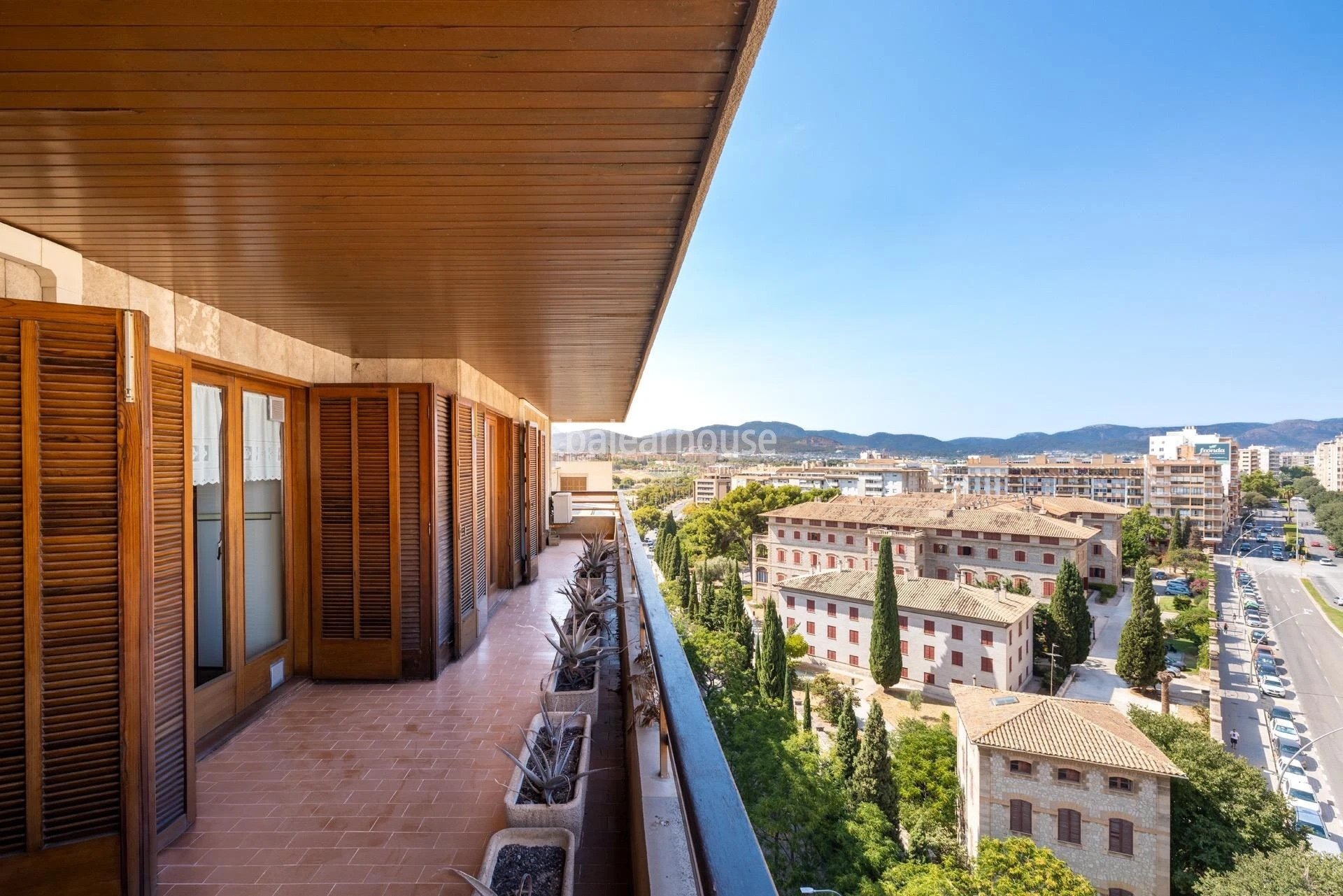 Luminoso ático con grandes espacios, amplias terrazas y vistas a la ciudad en el centro de Palma.