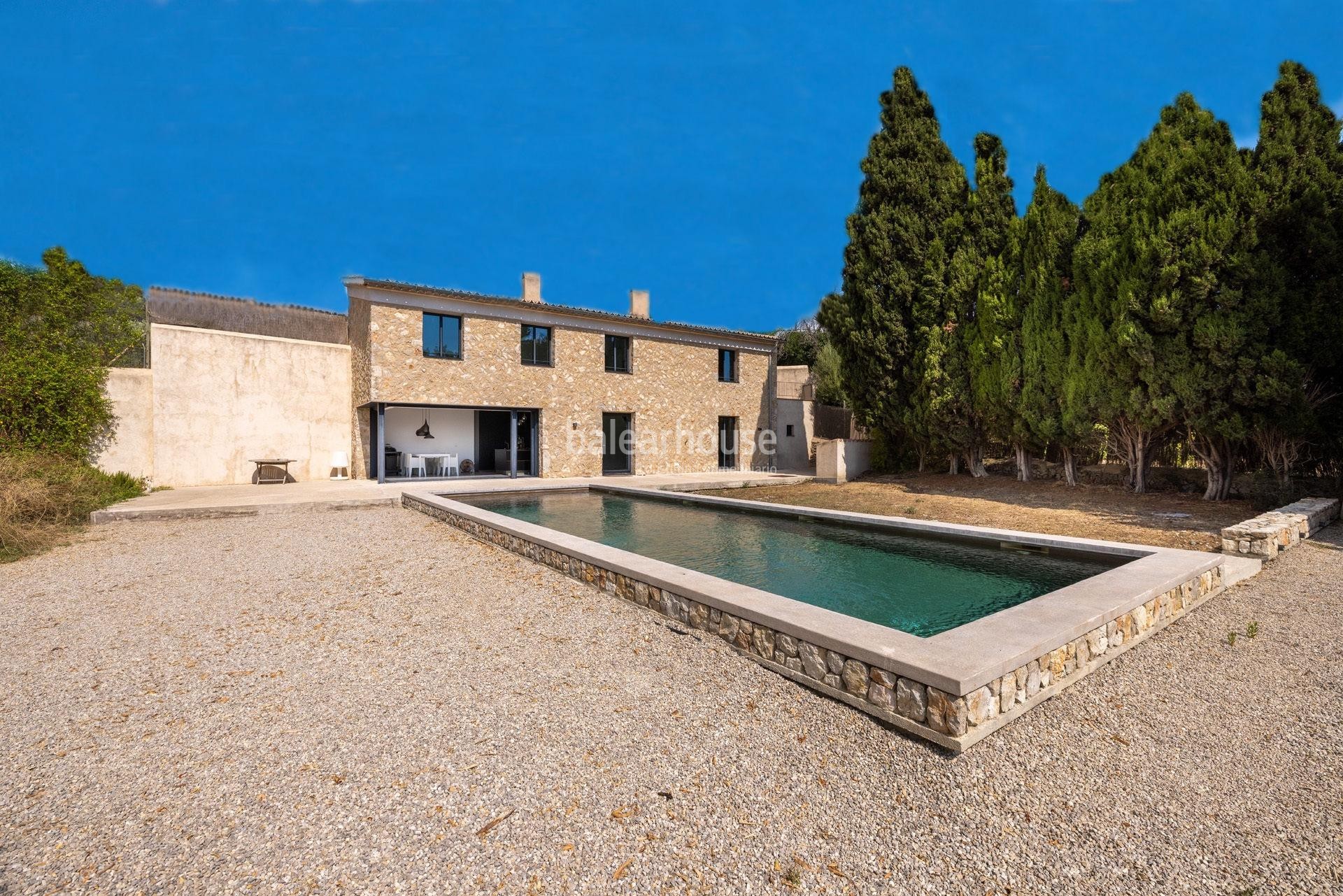 Finca histórica renovada con diseño contemporáneo, piscina y vistas al verde entorno en Alaró, Mallorca