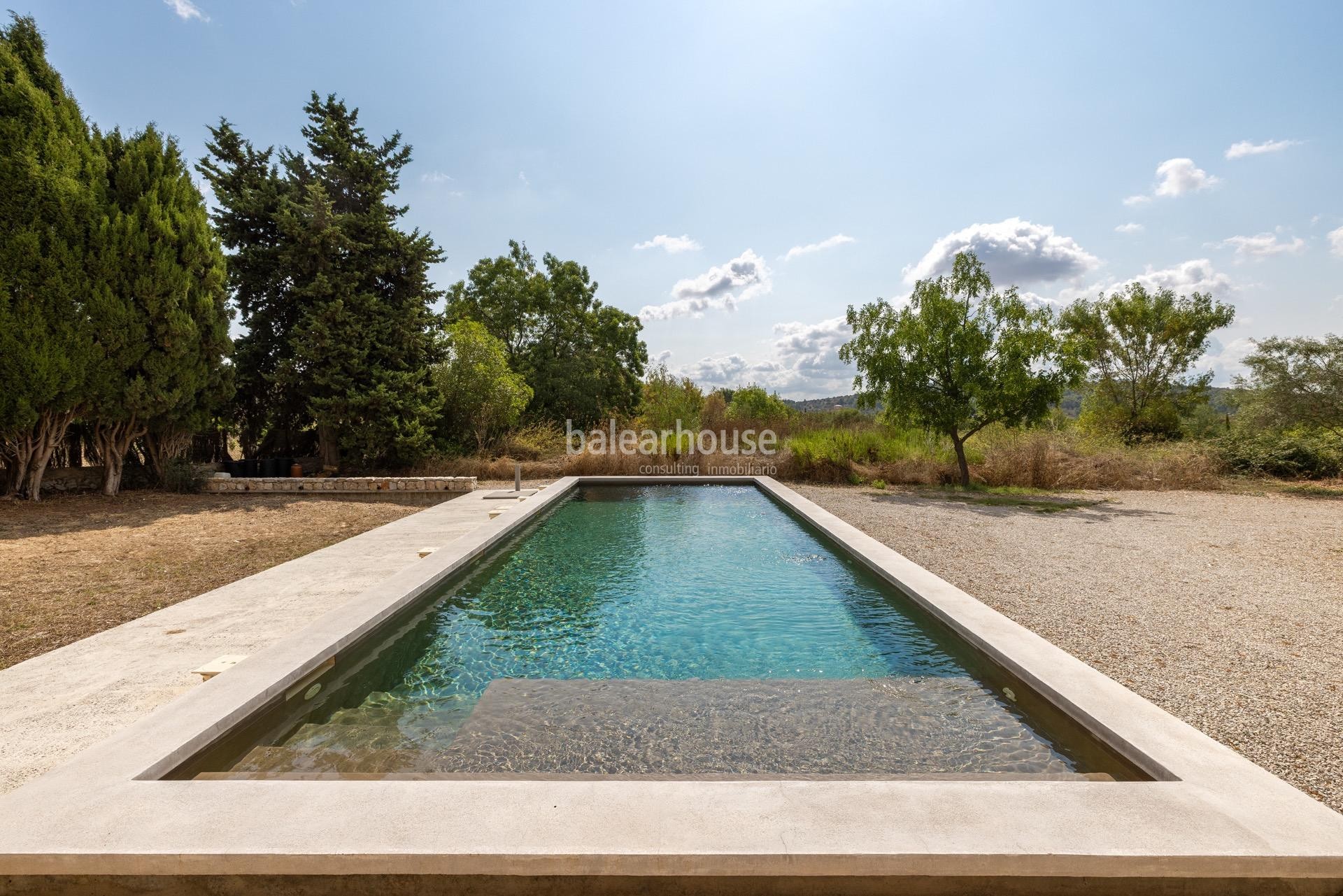 Finca histórica renovada con diseño contemporáneo, piscina y vistas al verde entorno en Alaró, Mallorca