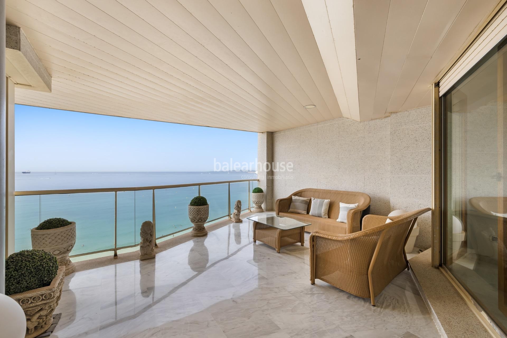 Spectacular sea views from this fantastic furnished apartment in an excellent community.