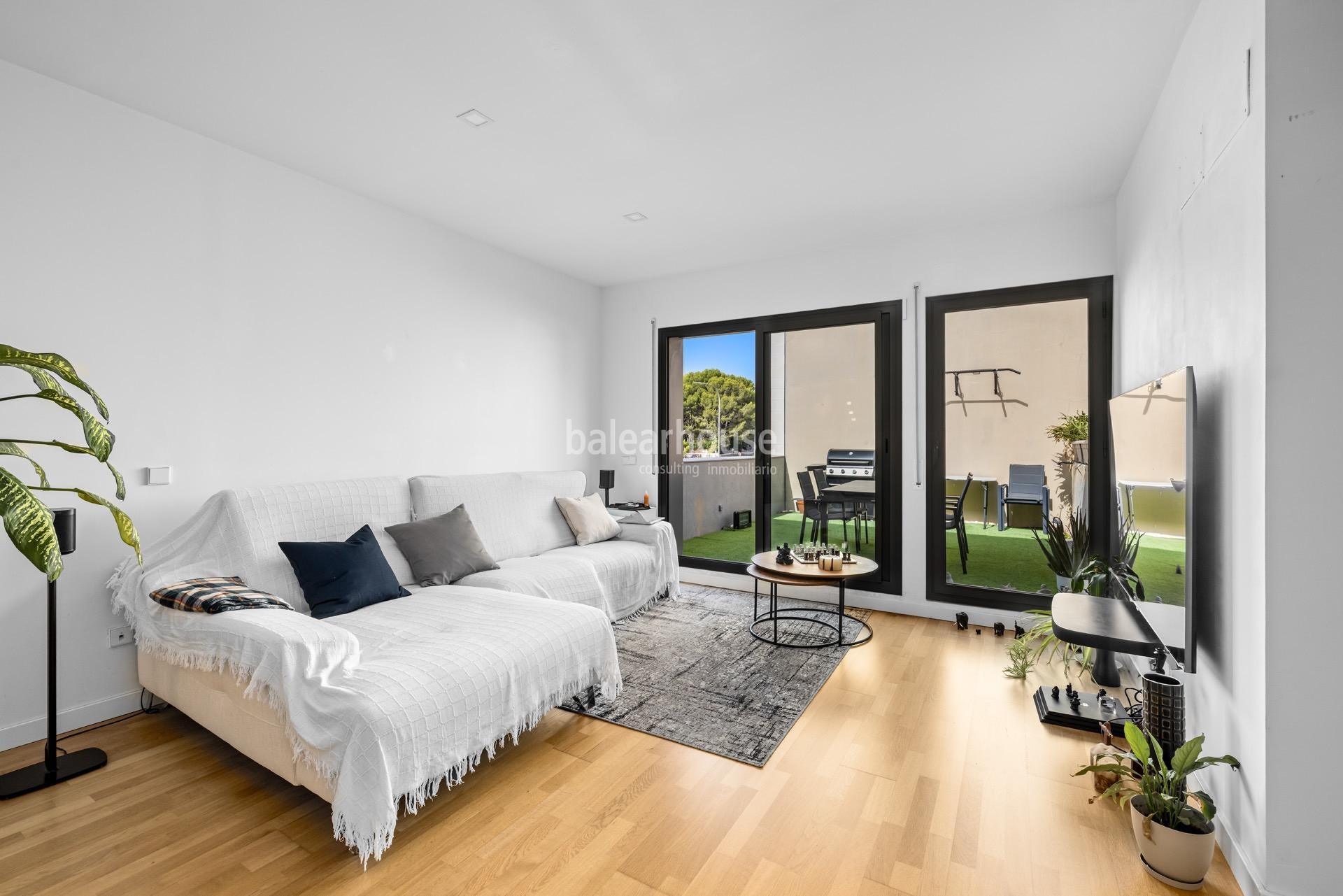 Exclusive. Stunning Modern Design Apartment with Expansive Terrace Overlooking the Golf Course in Palma