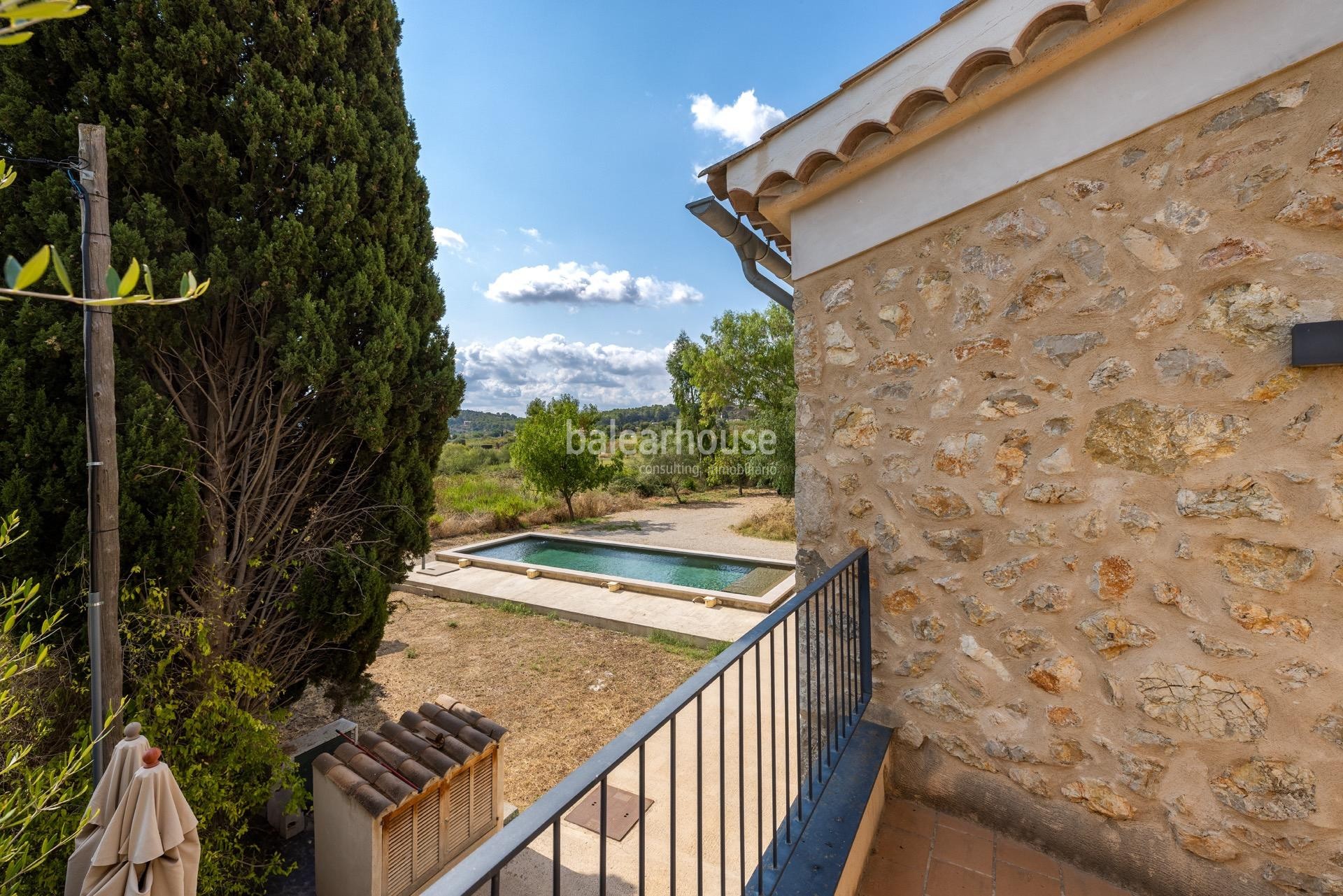 Finca histórica renovada con diseño contemporáneo, piscina y vistas al verde entorno en Alaró, Mallorca