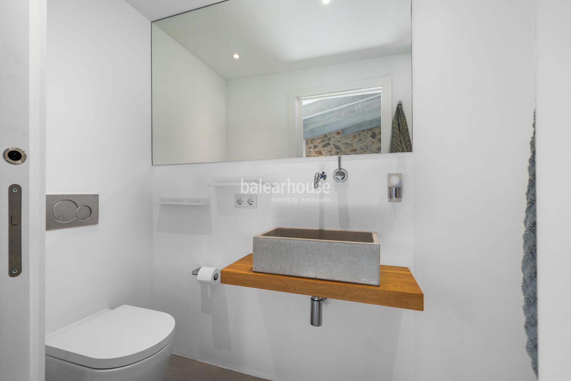 Finca histórica renovada con diseño contemporáneo, piscina y vistas al verde entorno en Alaró, Mallorca
