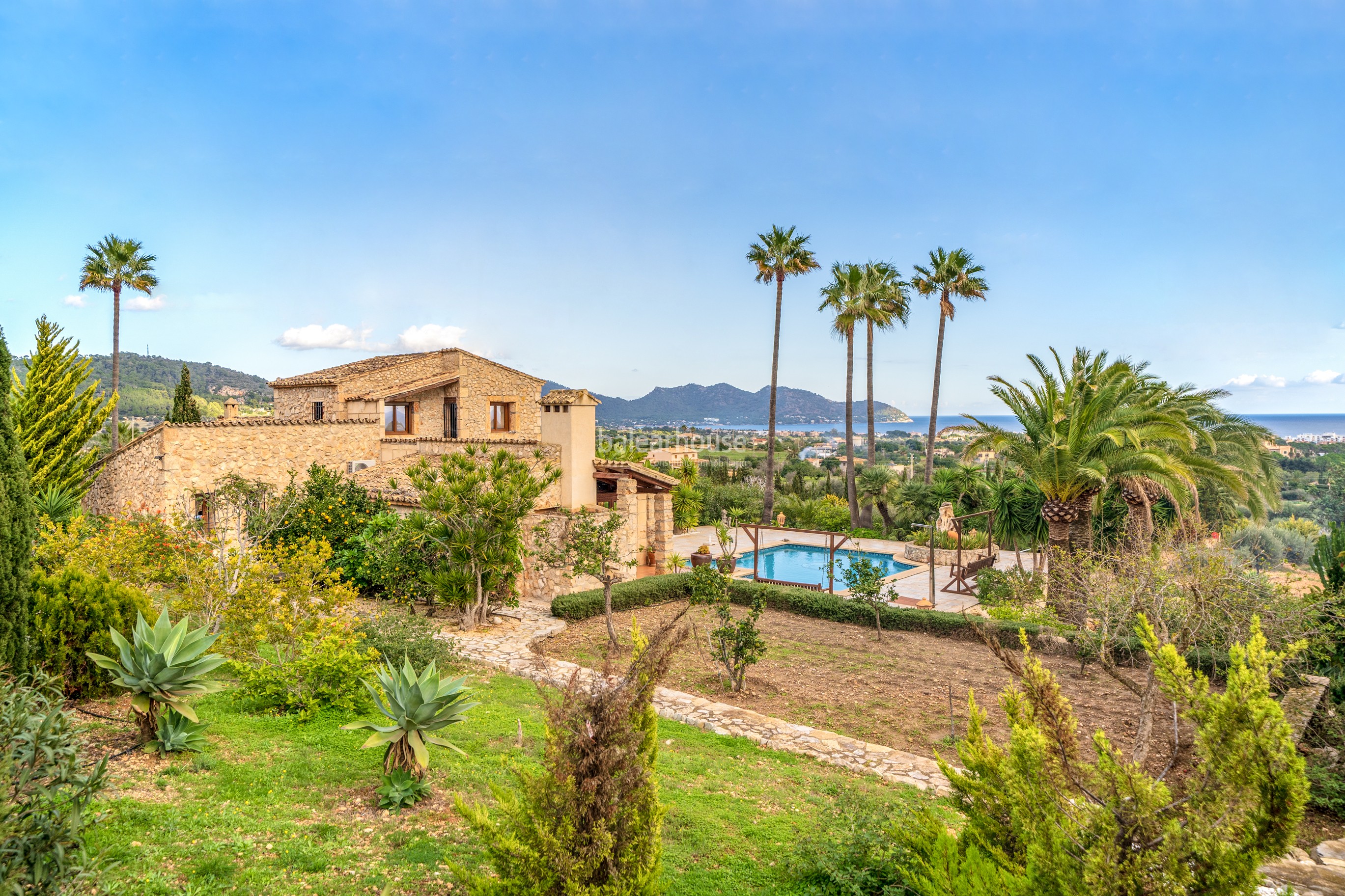 EXCLUSIVE. Beautiful finca in Son Servera with sea views, terraces, garden, swimming pool and large plot.