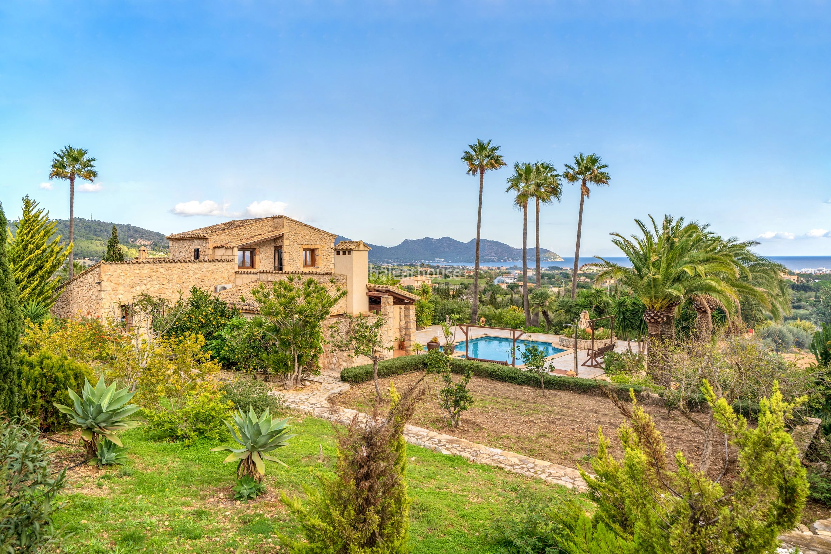 EXCLUSIVA. Preciosa finca en Son Servera con vistas al mar rodeada de terrazas, jardín, piscina y gran terreno