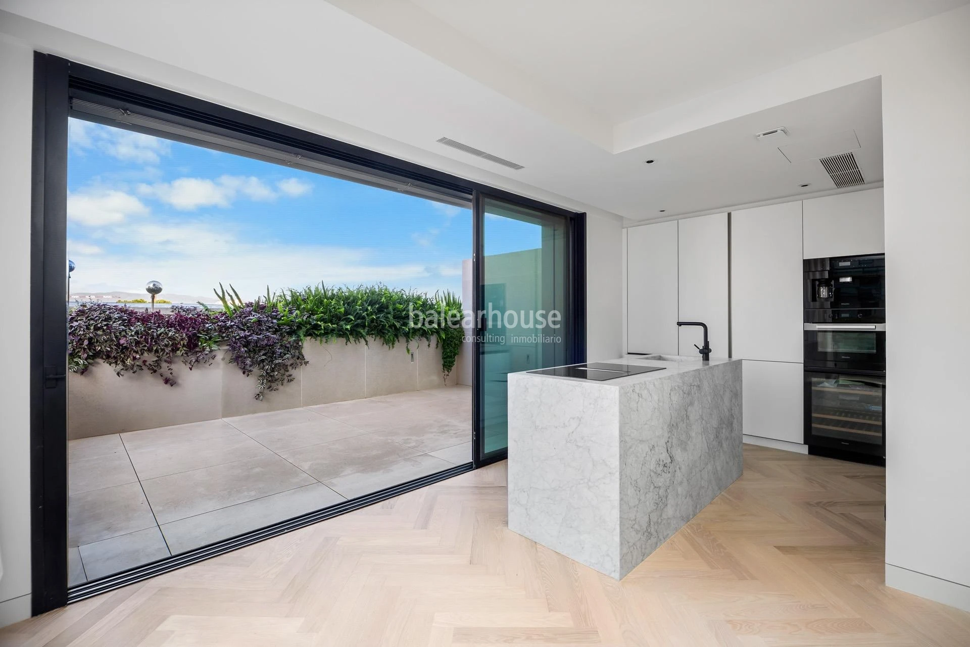 Moderno piso en un innovador complejo con vistas al mar junto al Portixol