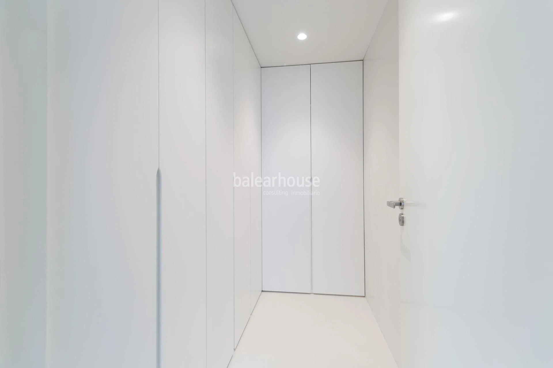 Moderno piso en un innovador complejo con vistas al mar junto al Portixol