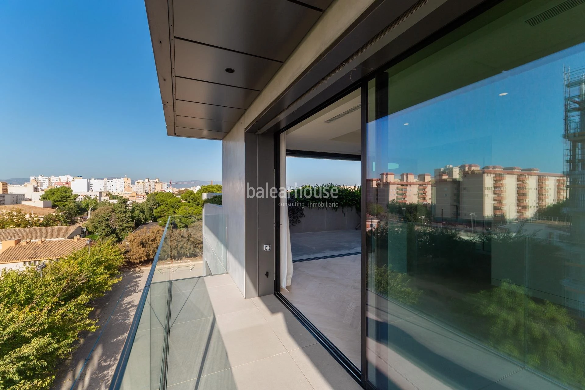 Moderno piso en un innovador complejo con vistas al mar junto al Portixol
