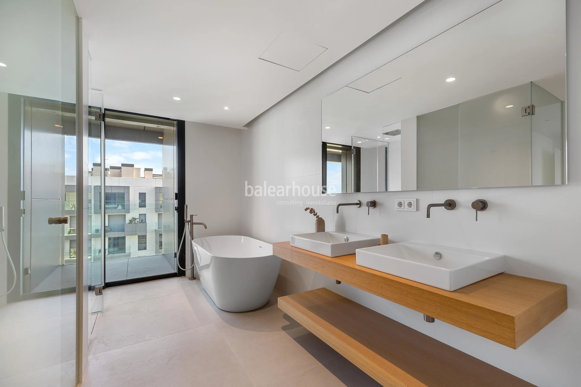 Contemporáneo ático en un innovador complejo con vistas al mar junto al Portixol