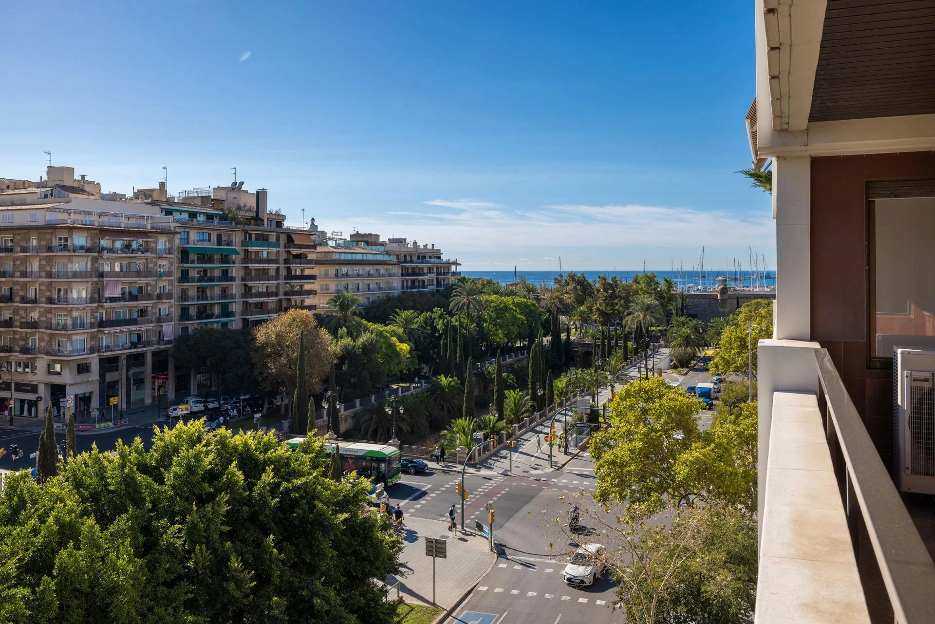  Fantastic large apartment filled with light and beautiful unobstructed sea views located on Paseo Mallorca.