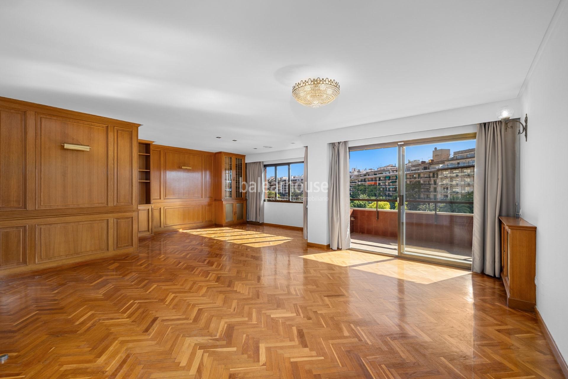  Fantastic large apartment filled with light and beautiful unobstructed sea views located on Paseo Mallorca.