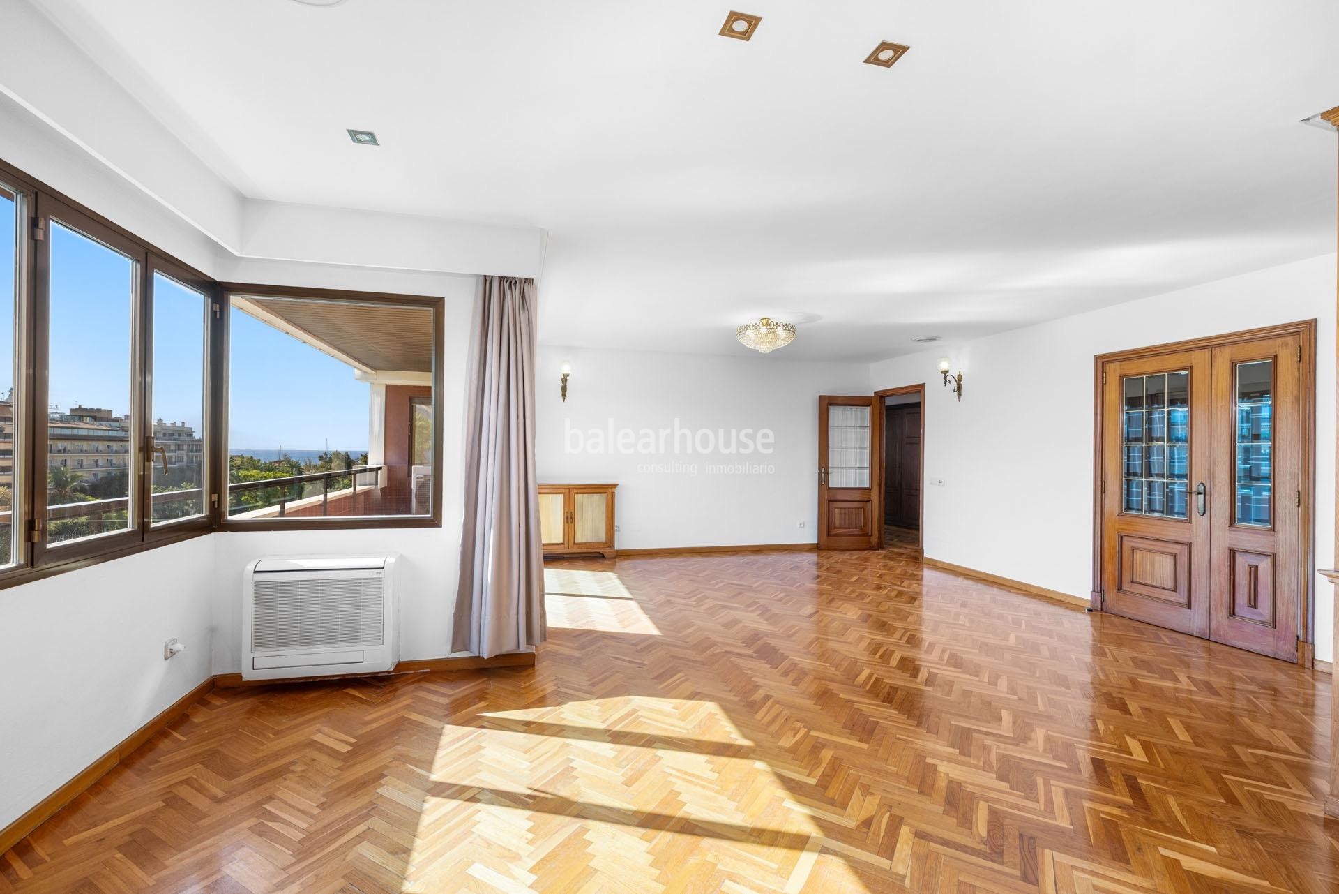  Fantastic large apartment filled with light and beautiful unobstructed sea views located on Paseo Mallorca.