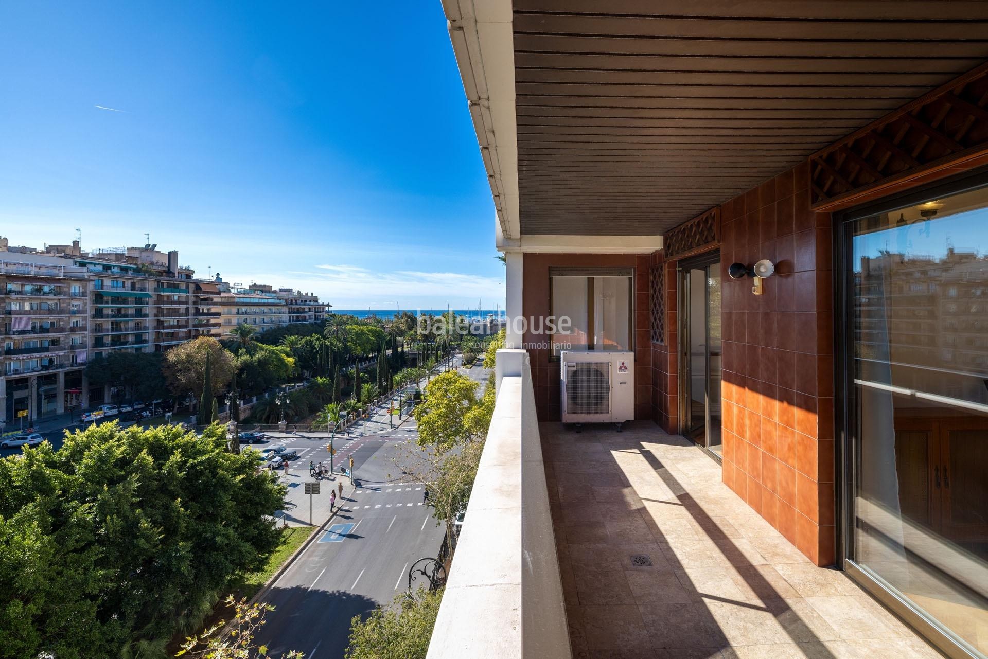  Fantastic large apartment filled with light and beautiful unobstructed sea views located on Paseo Mallorca.