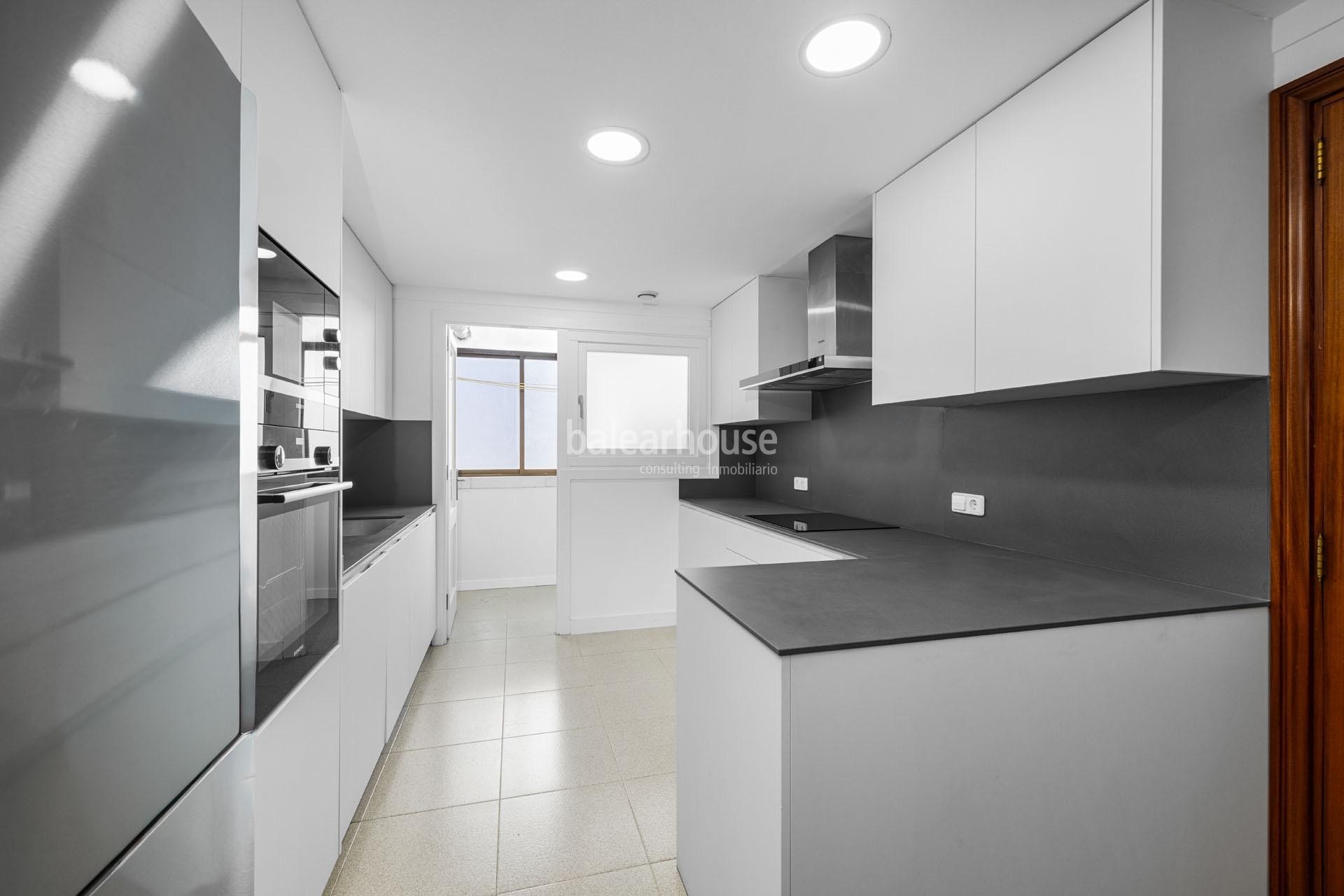  Fantastic large apartment filled with light and beautiful unobstructed sea views located on Paseo Mallorca.