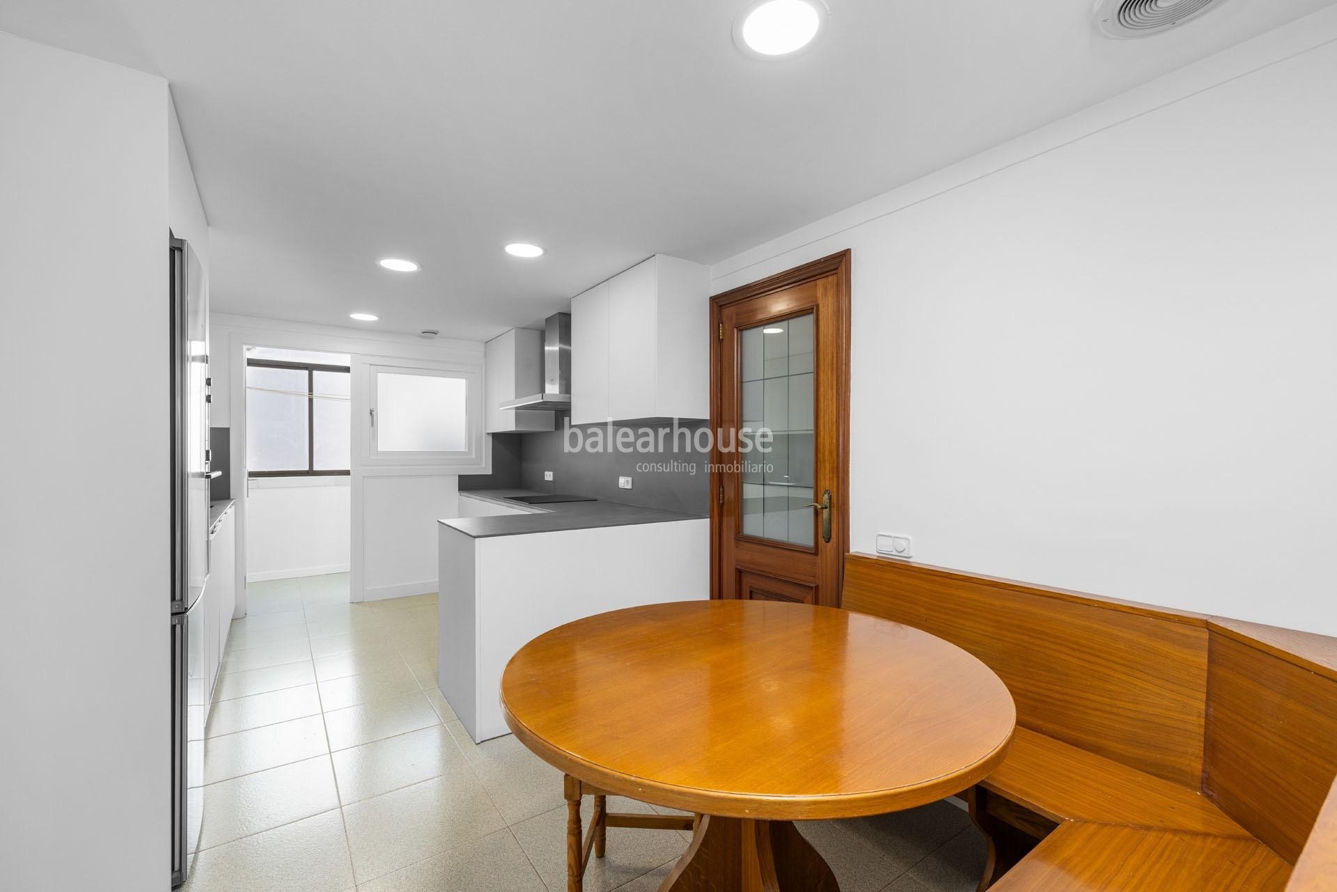  Fantastic large apartment filled with light and beautiful unobstructed sea views located on Paseo Mallorca.