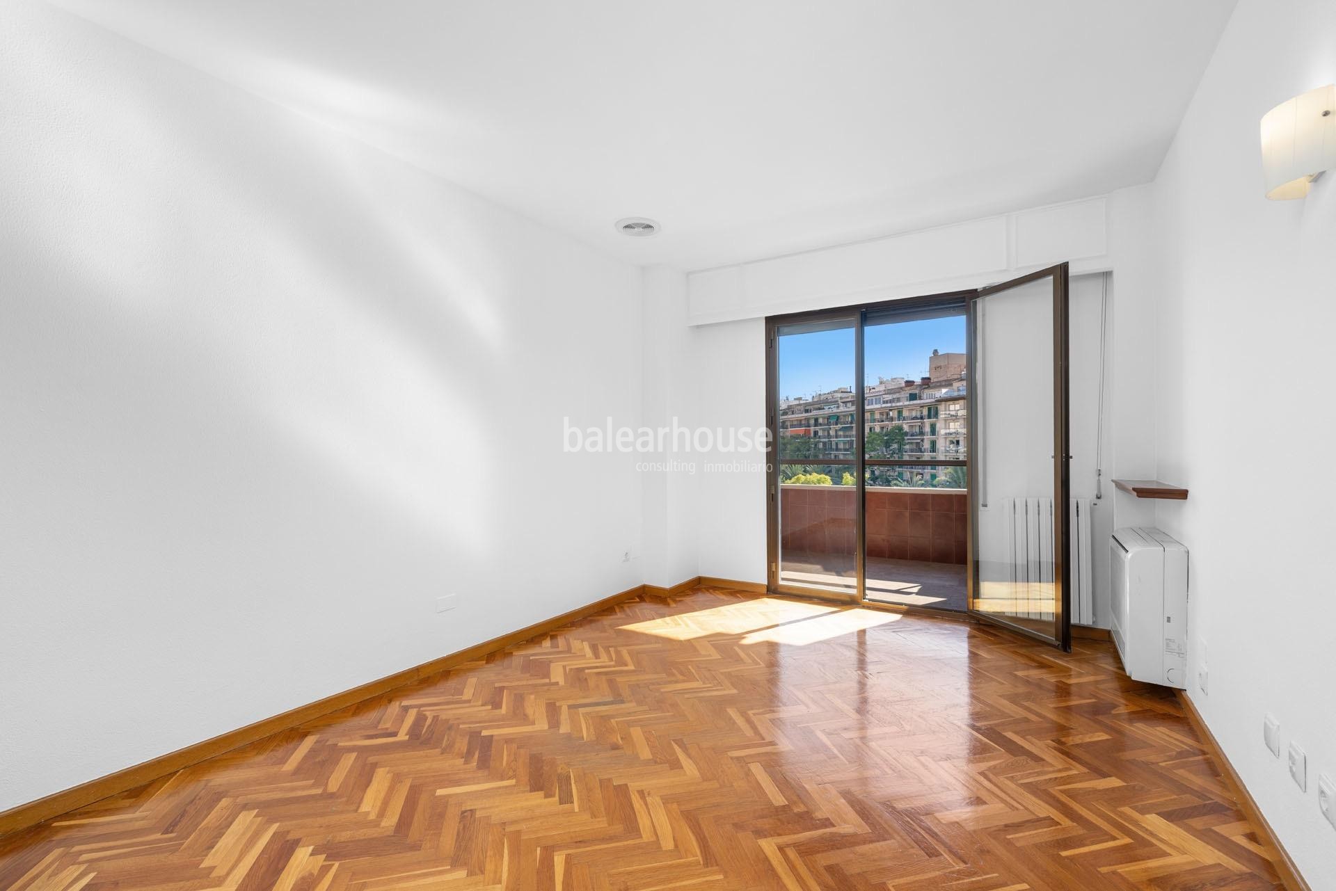  Fantastic large apartment filled with light and beautiful unobstructed sea views located on Paseo Mallorca.