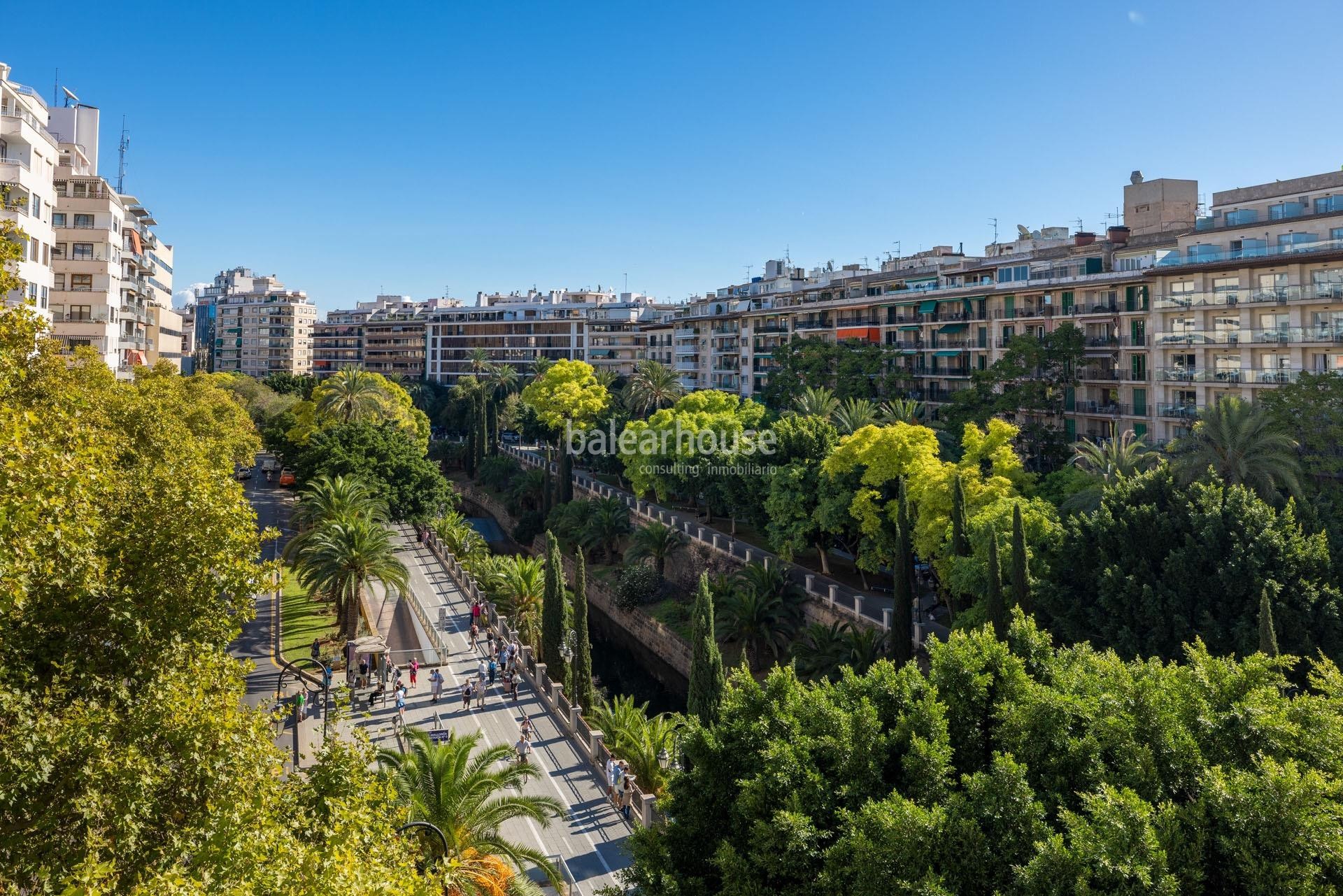  Fantastic large apartment filled with light and beautiful unobstructed sea views located on Paseo Mallorca.