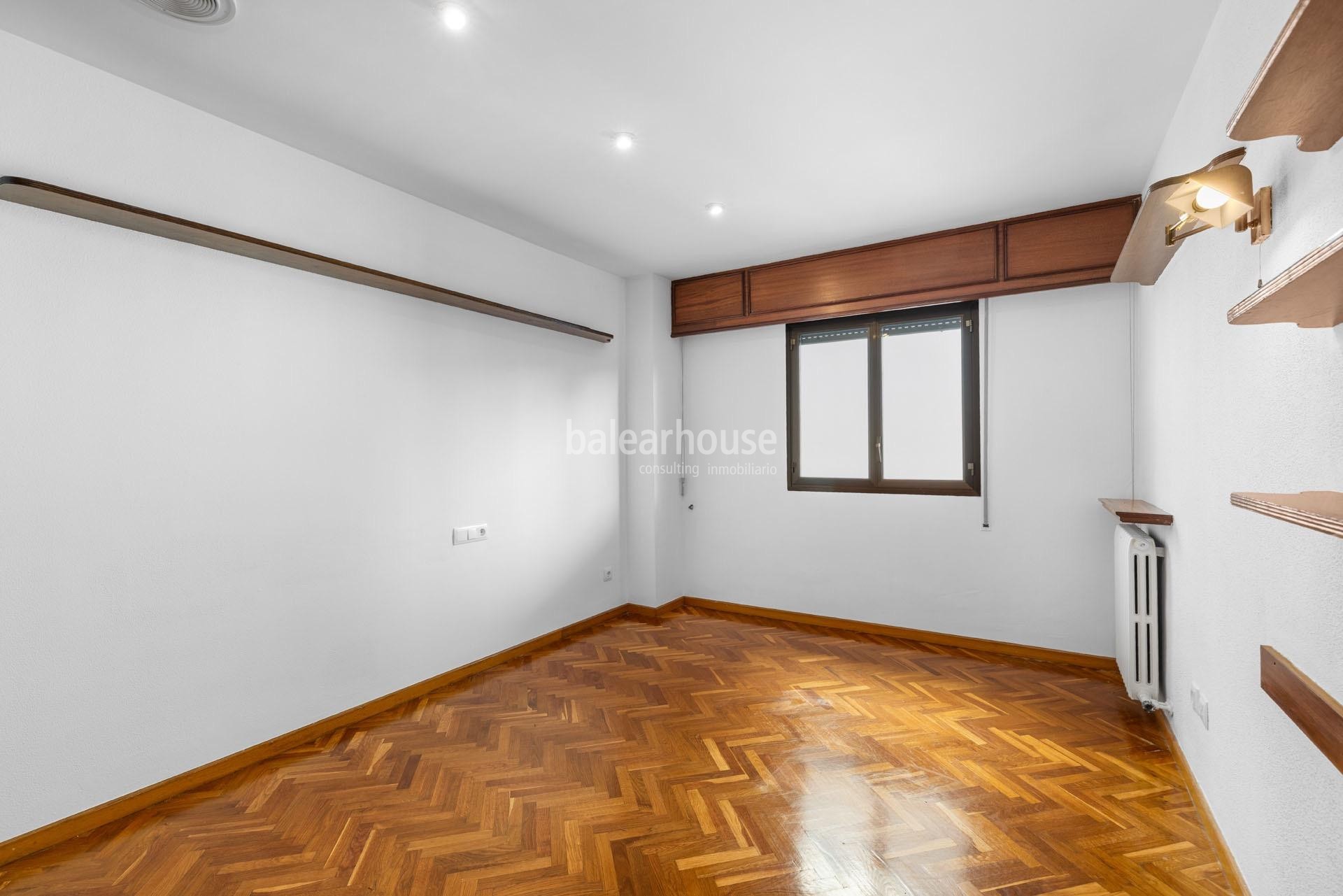  Fantastic large apartment filled with light and beautiful unobstructed sea views located on Paseo Mallorca.