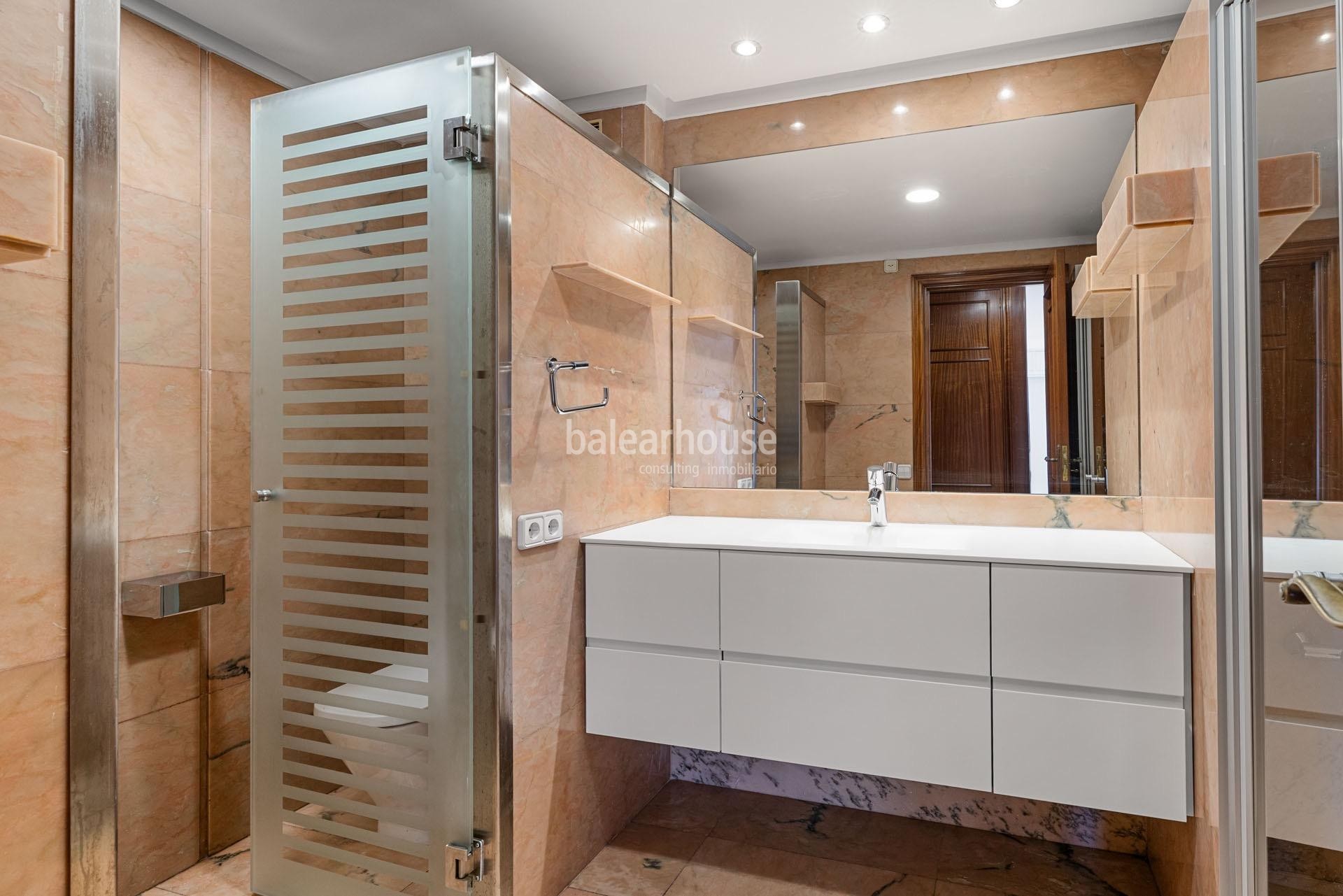  Fantastic large apartment filled with light and beautiful unobstructed sea views located on Paseo Mallorca.