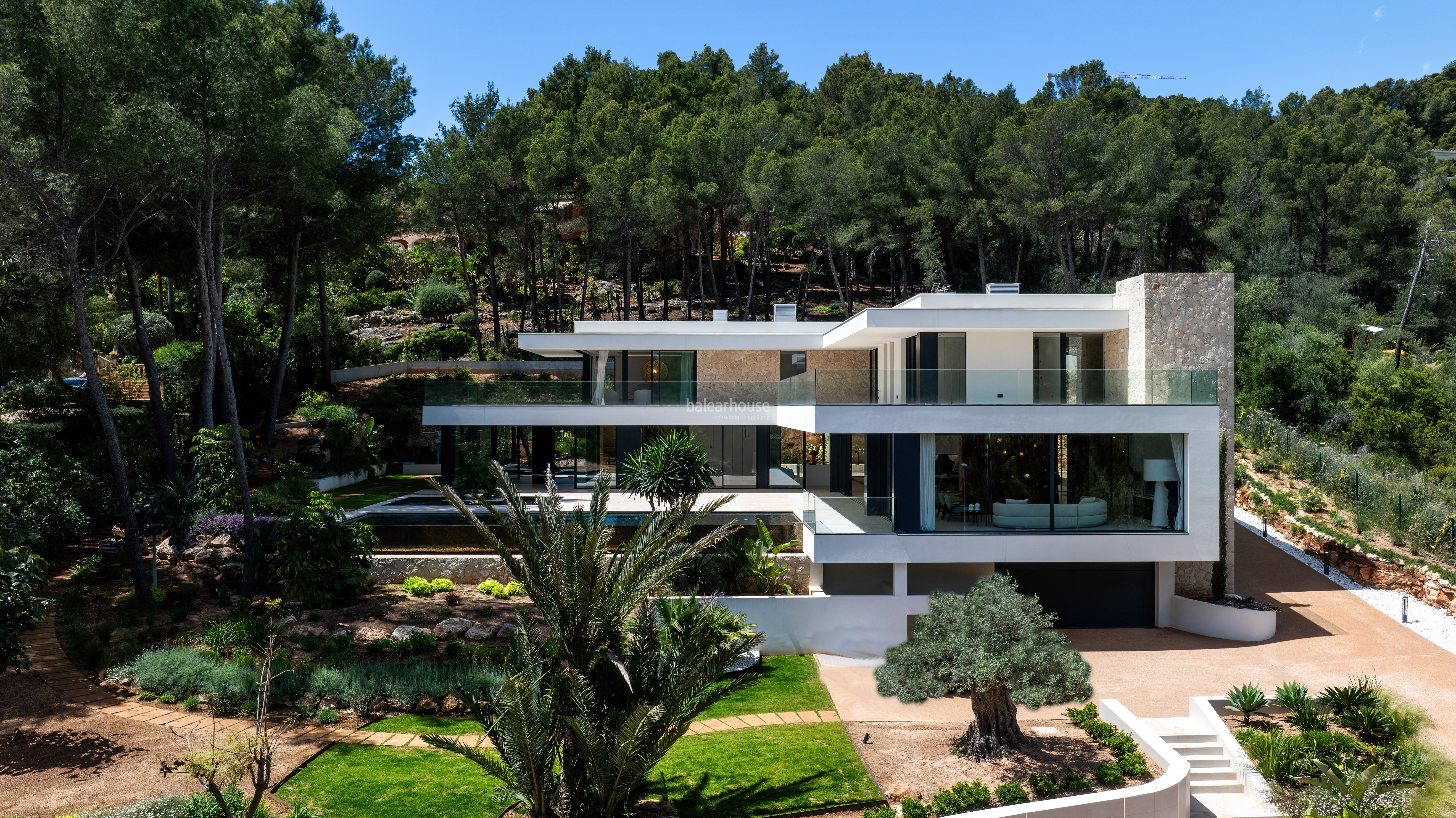 Espectacular villa de vanguardia con grandes espacios exteriores de jardín y terrazas en Son Vida