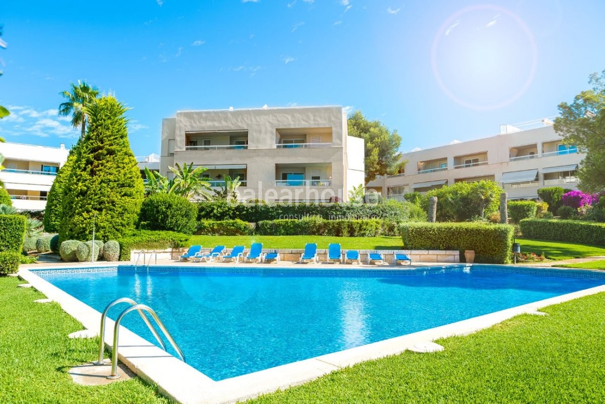 Fantástico piso con terraza en un cuidado complejo con piscina y jardines en Bonanova
