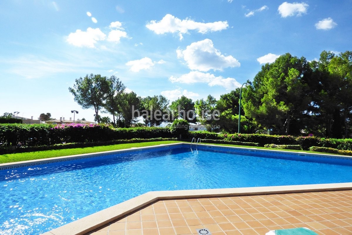 Fantástico piso con terraza en un cuidado complejo con piscina y jardines en Bonanova