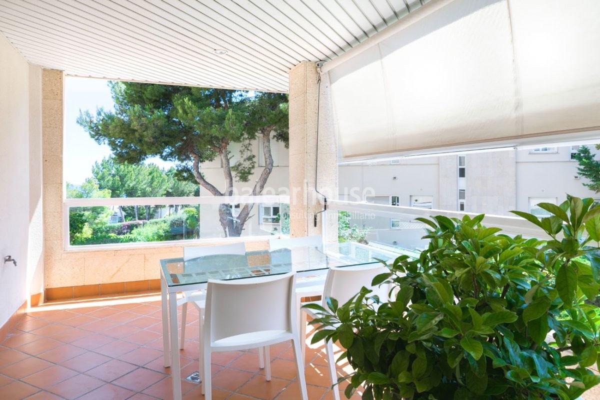 Fantástico piso con terraza en un cuidado complejo con piscina y jardines en Bonanova