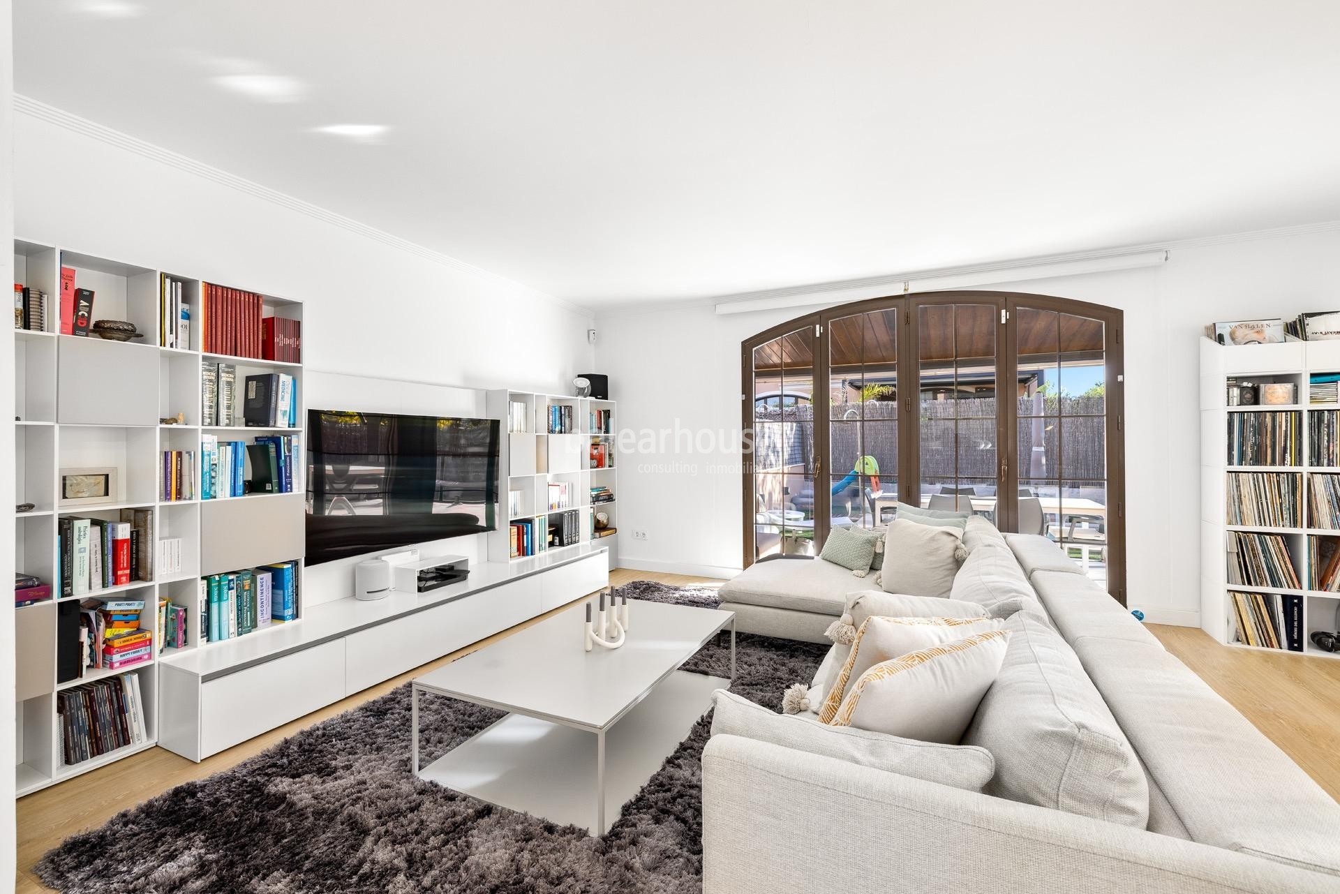 Contemporánea Villa mediterránea con jardín y piscina muy cerca de tranquilas playas en Puigderos