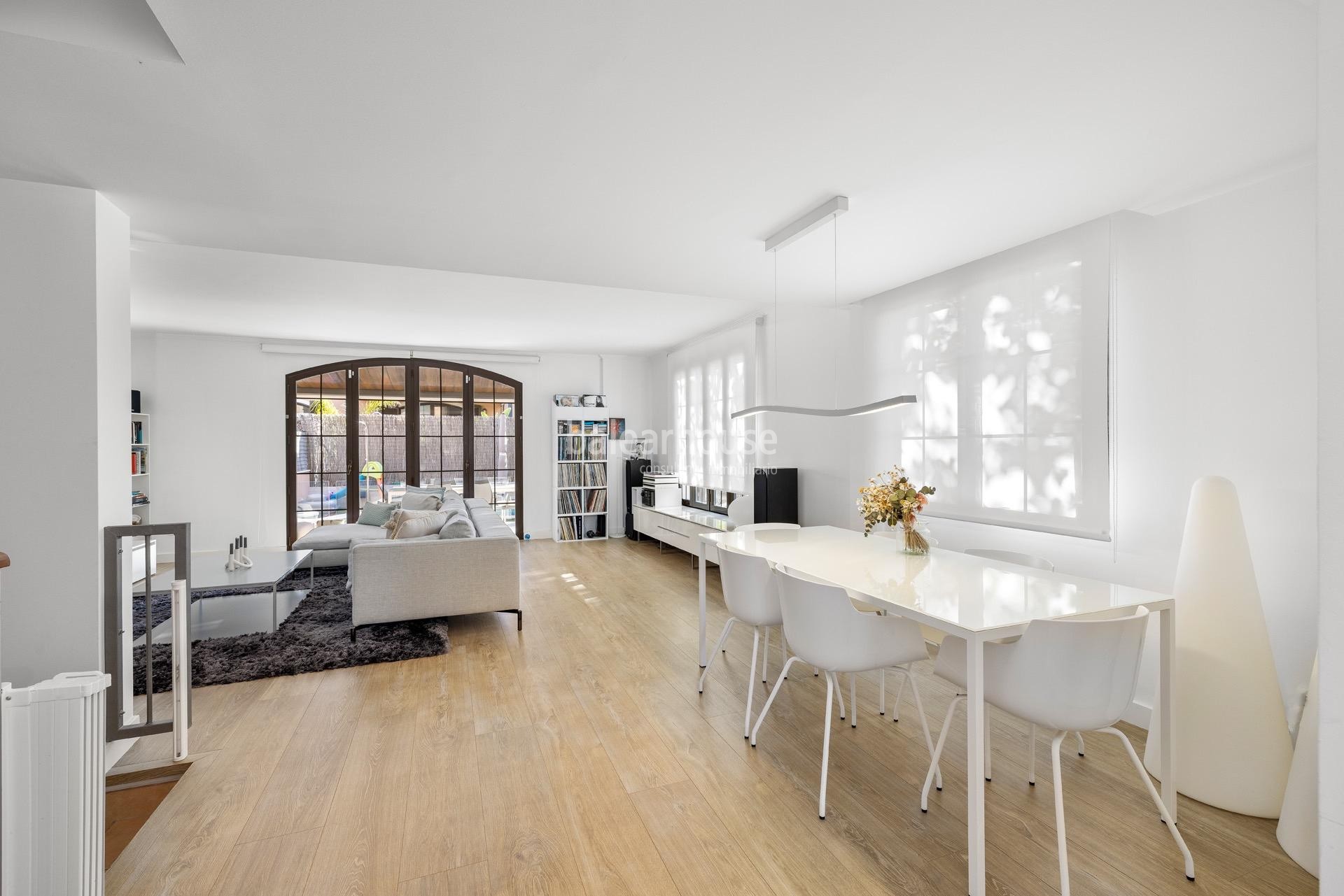 Contemporánea Villa mediterránea con jardín y piscina muy cerca de tranquilas playas en Puigderos
