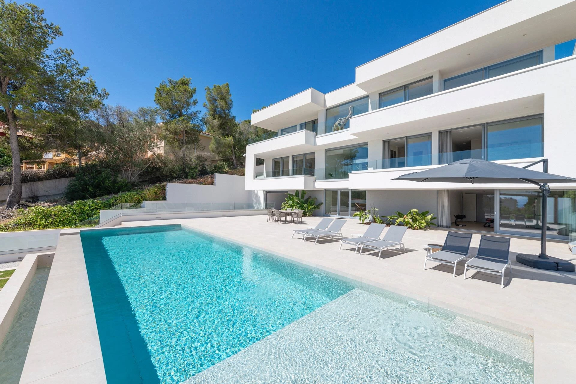 Wunderschöne neue Villa mit Meerblick in Palmanova, mit modernem Design, Terrassen Moderna und Gärte