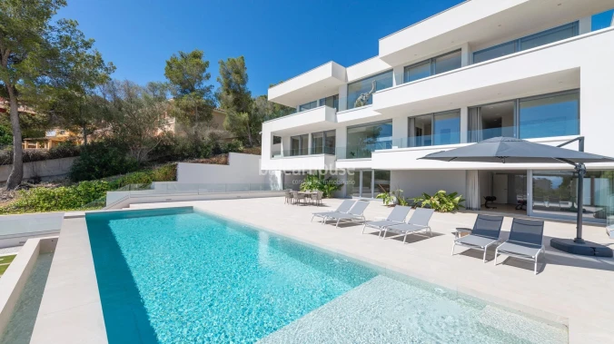 Magnificent new villa with sea views in Palmanova, with a Moderna design, terraces and gardens