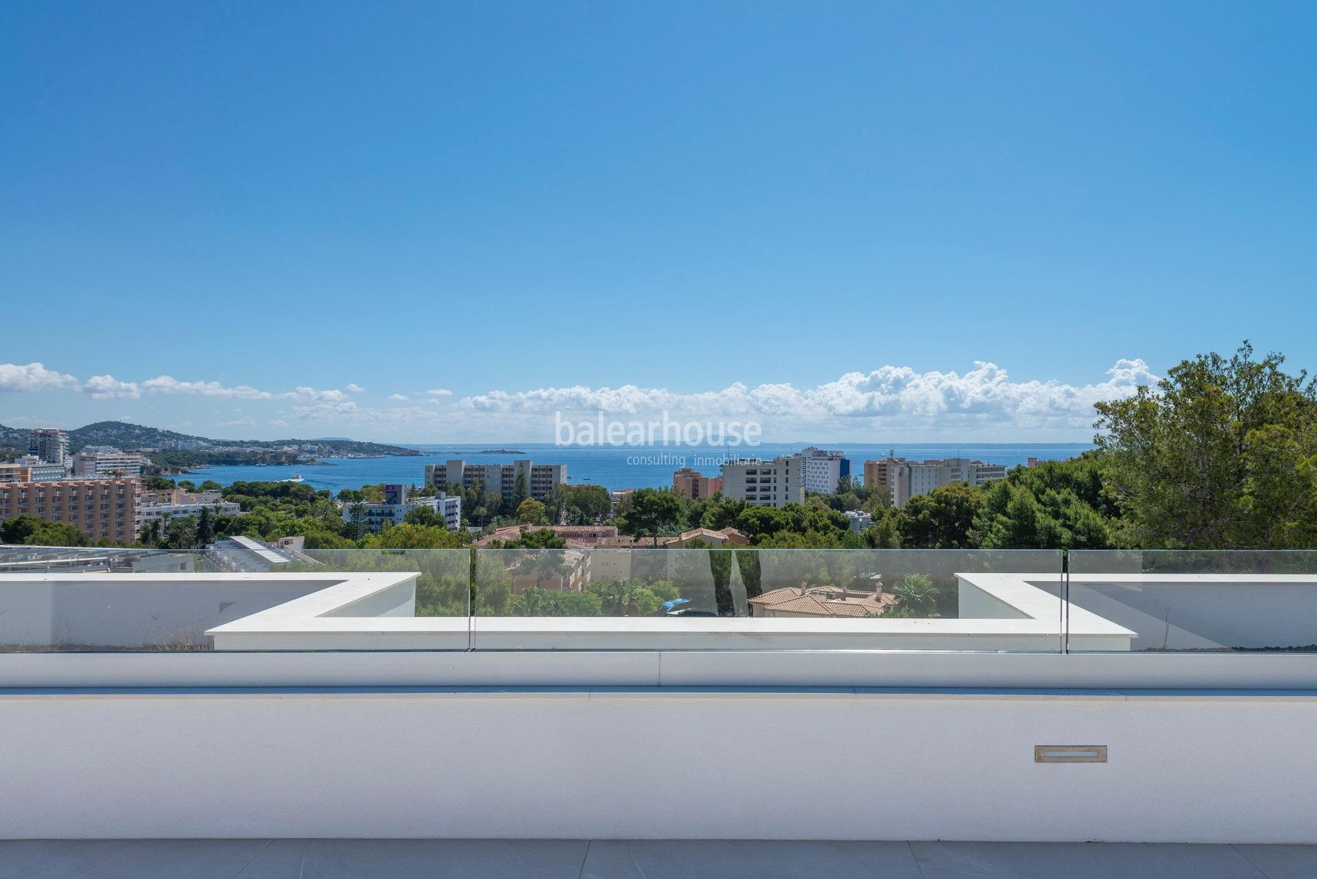Wunderschöne neue Villa mit Meerblick in Palmanova, mit modernem Design, Terrassen Moderna und Gärte